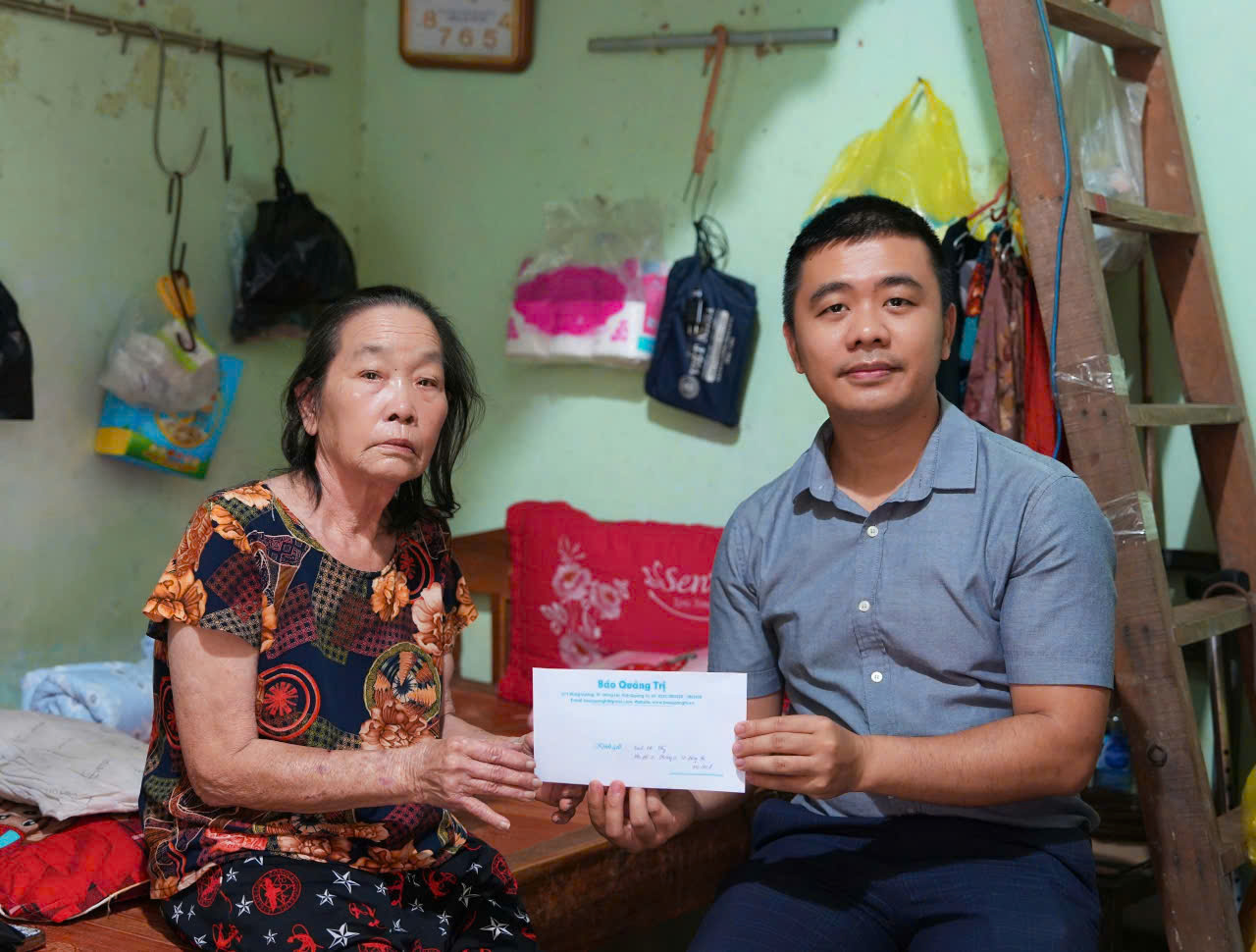 Chương trình “Vòng tay nhân ái Báo Quảng Trị: Trao 35 suất quà cho các nhân vật có hoàn cảnh khó khăn