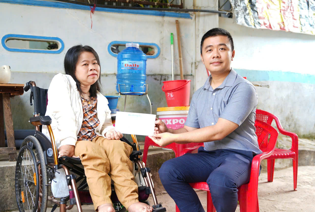 Chương trình “Vòng tay nhân ái Báo Quảng Trị: Trao 35 suất quà cho các nhân vật có hoàn cảnh khó khăn