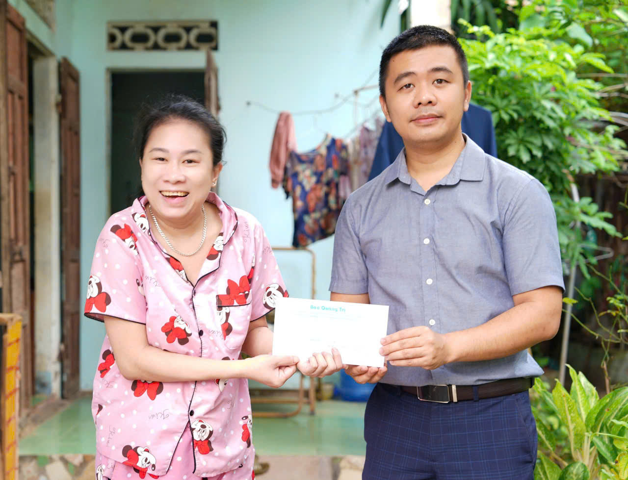 Chương trình “Vòng tay nhân ái Báo Quảng Trị: Trao 35 suất quà cho các nhân vật có hoàn cảnh khó khăn