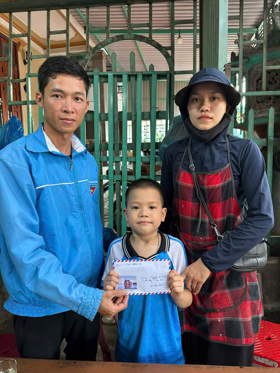 Chương trình “Vòng tay nhân ái Báo Quảng Trị: Trao 35 suất quà cho các nhân vật có hoàn cảnh khó khăn