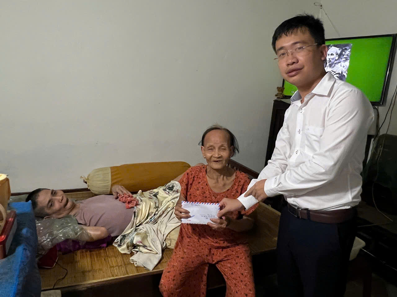 Chương trình “Vòng tay nhân ái Báo Quảng Trị: Trao 35 suất quà cho các nhân vật có hoàn cảnh khó khăn