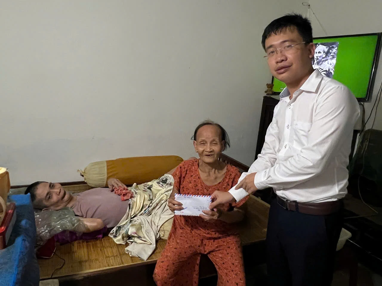 Chương trình “Vòng tay nhân ái Báo Quảng Trị: Trao 35 suất quà cho các nhân vật có hoàn cảnh khó khăn