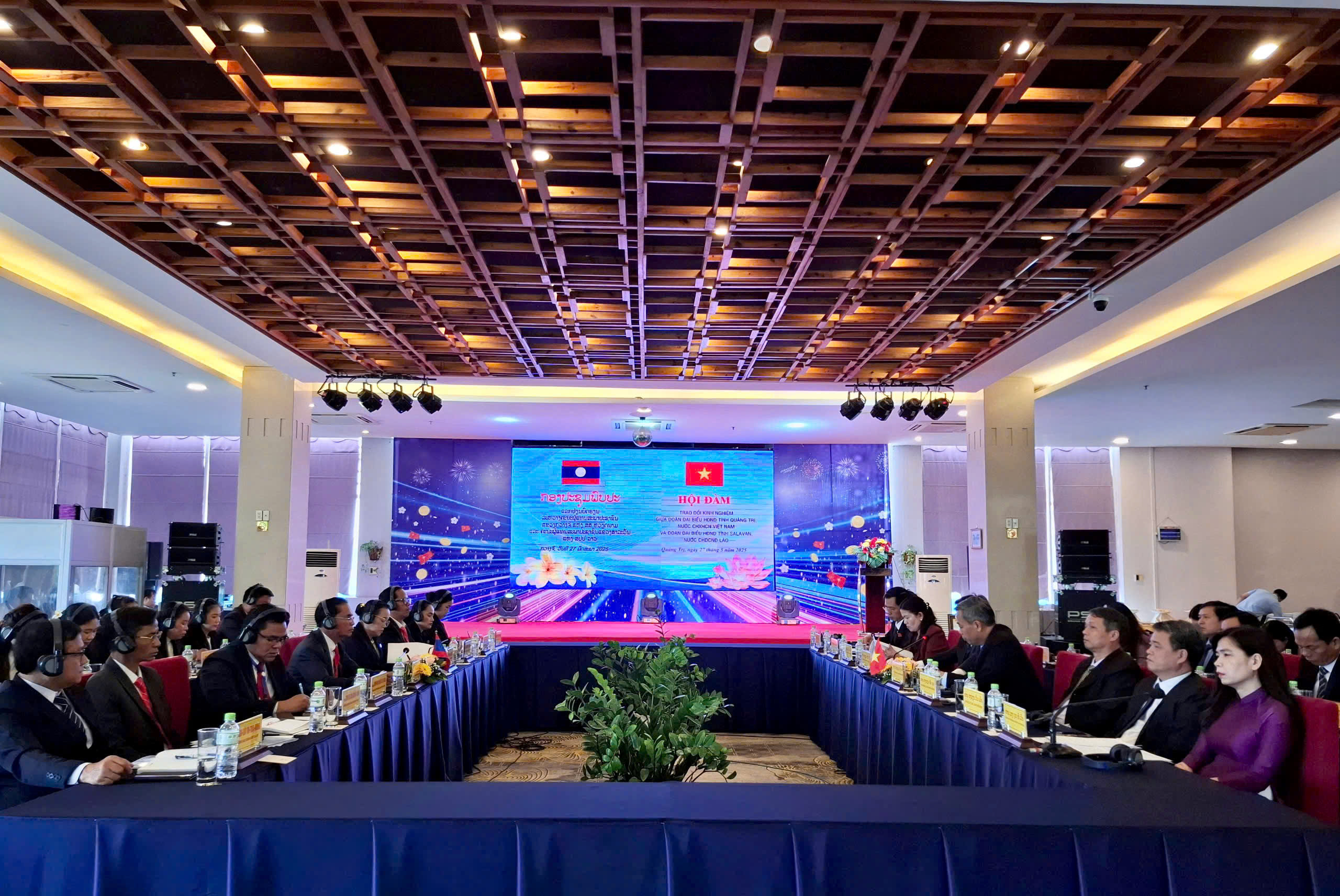Quang Tri, Salavan officials exchange experiences