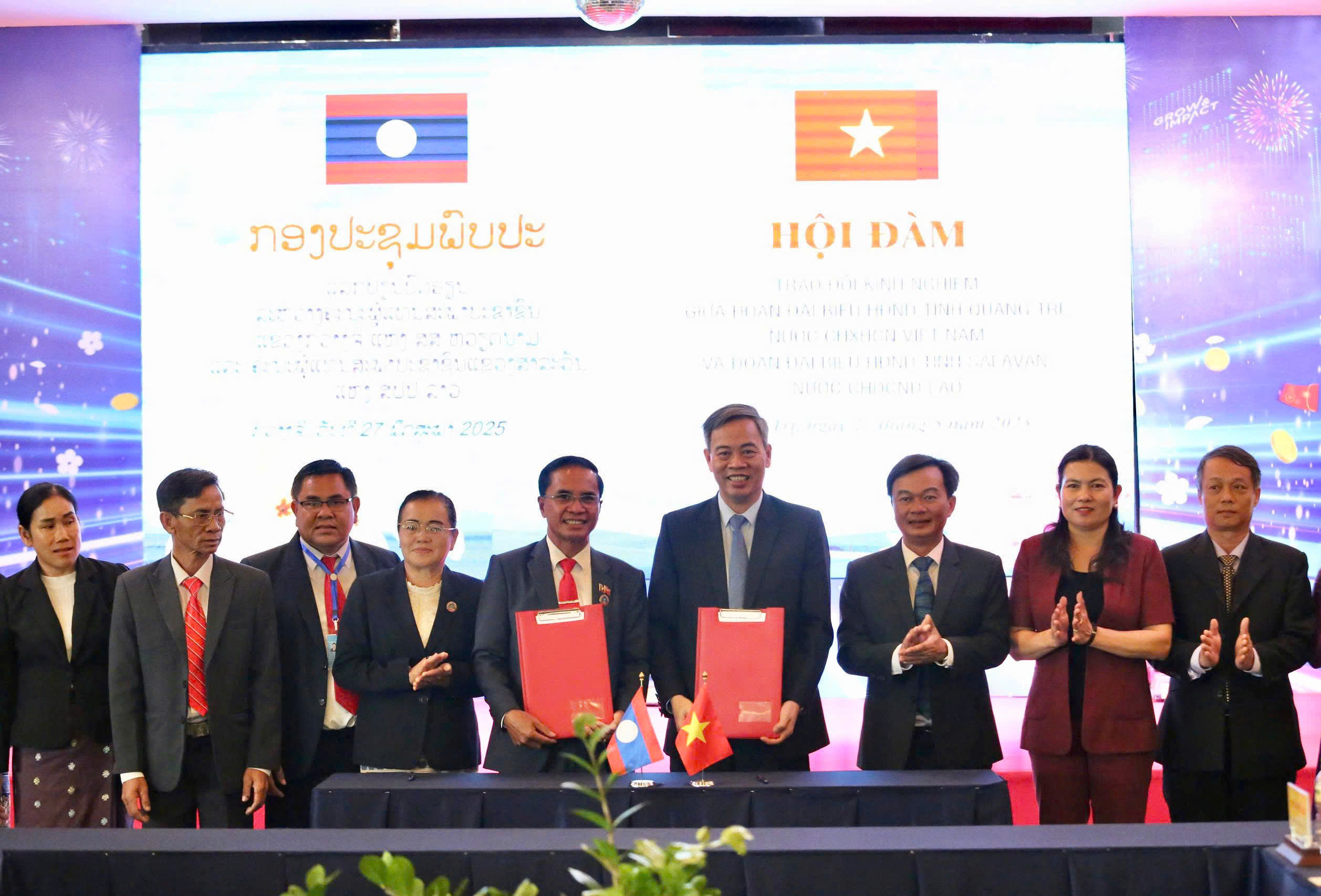Quang Tri, Salavan officials exchange experiences