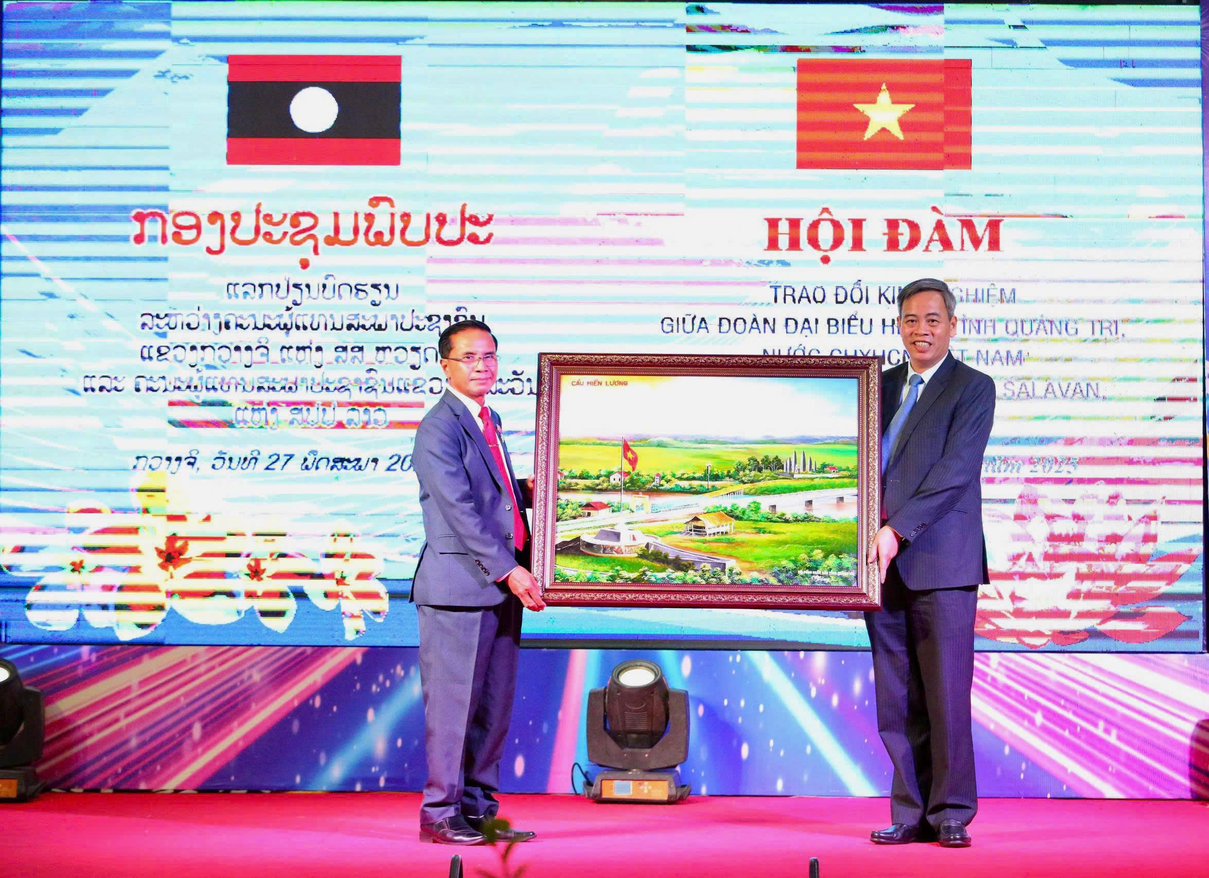 Quang Tri, Salavan officials exchange experiences
