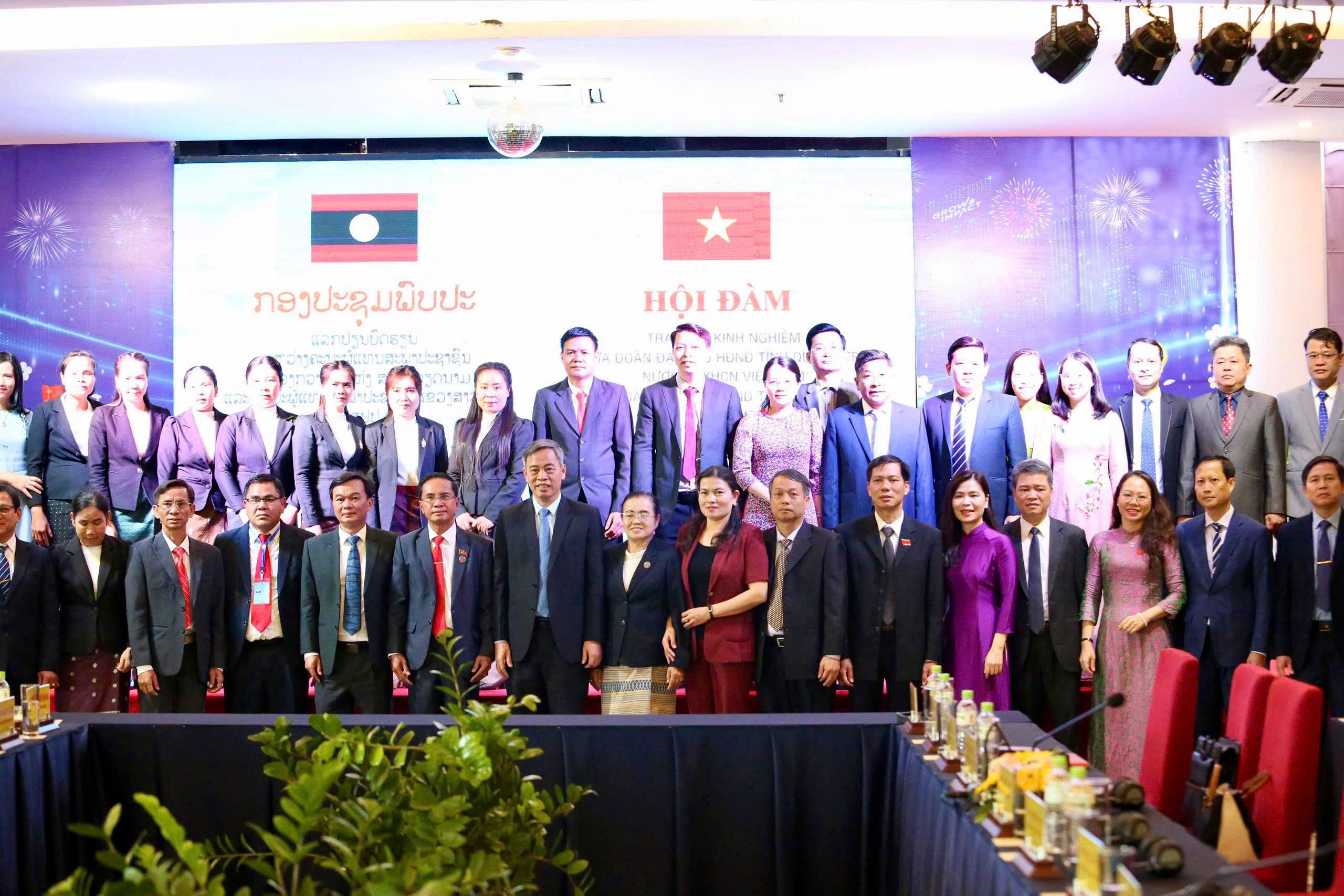 Quang Tri, Salavan officials exchange experiences