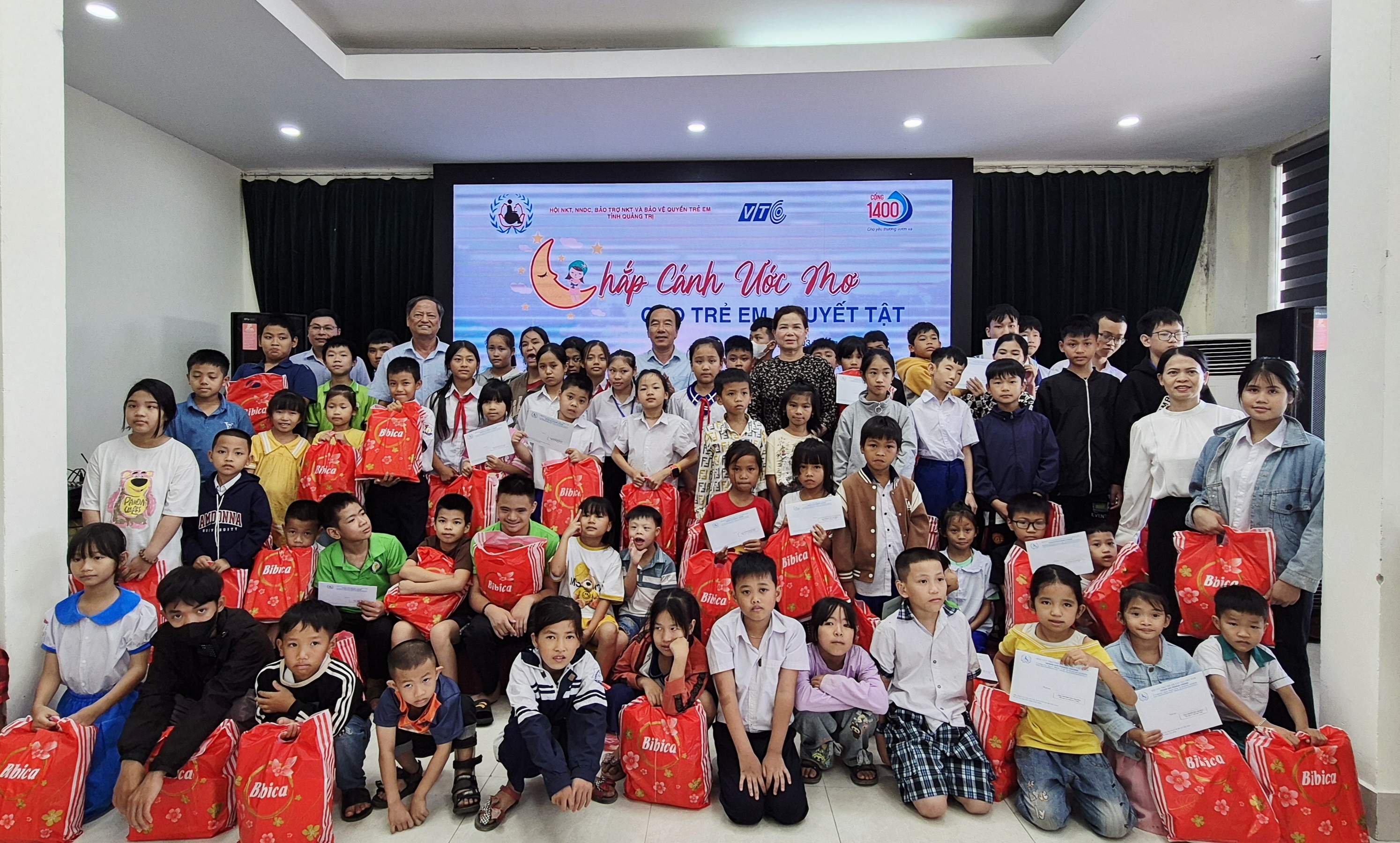 Trao quà “Chắp cánh ước mơ” cho 100 trẻ em khuyết tật