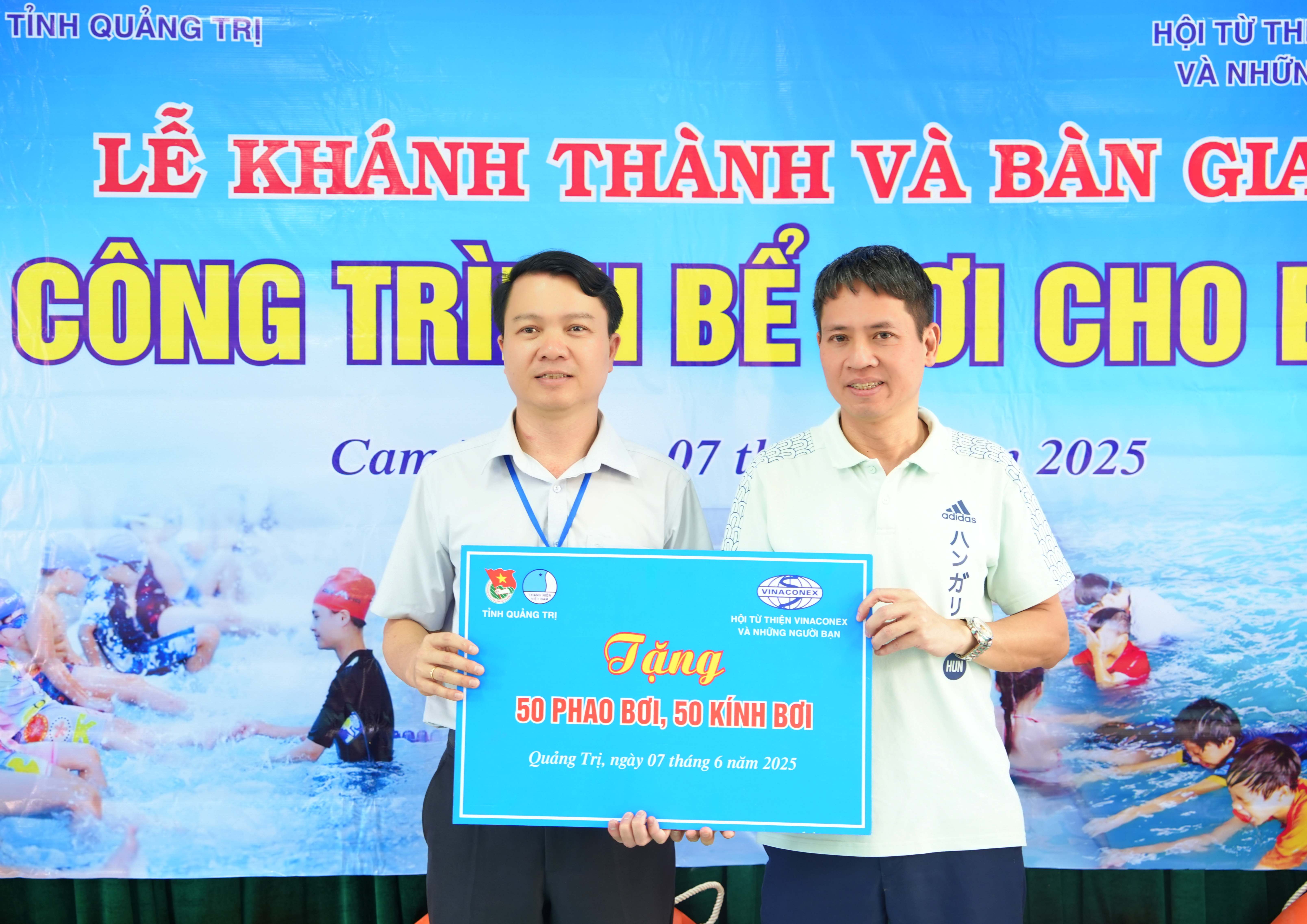 Bàn giao 2 “Bể bơi cho em” cho học sinh vùng lũ