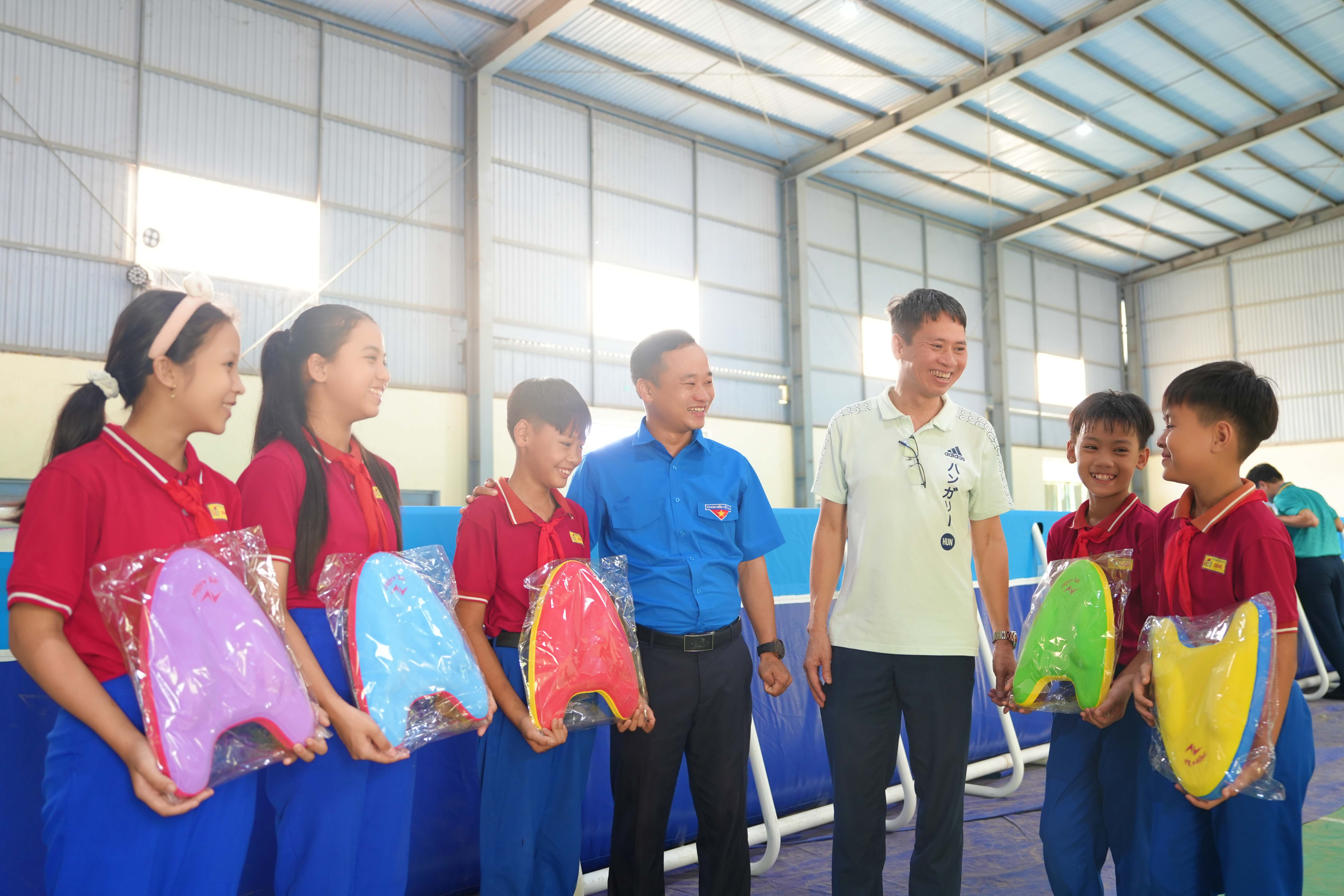 Bàn giao 2 “Bể bơi cho em” cho học sinh vùng lũ