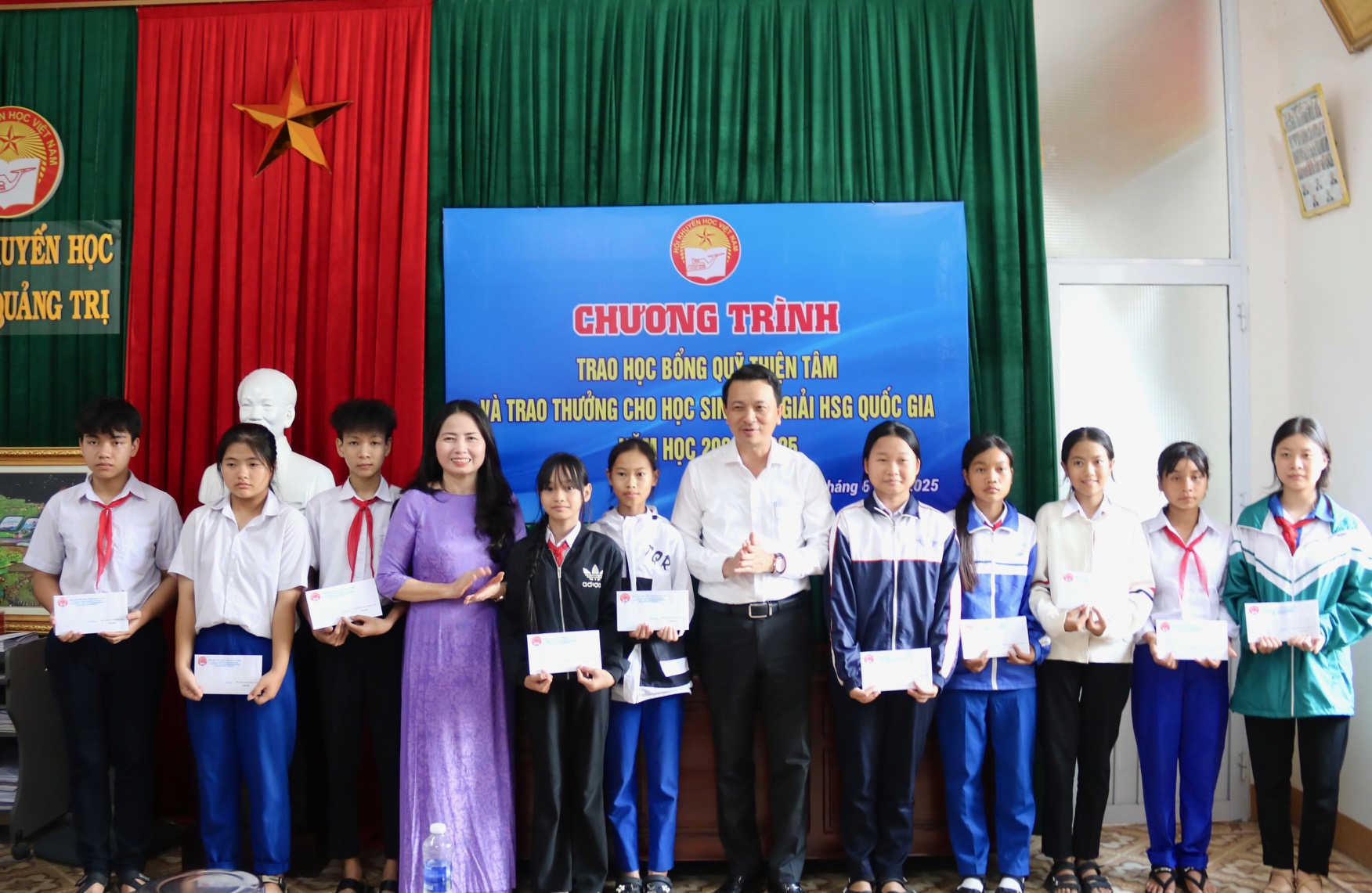 Trao học bổng, khen thưởng cho học sinh, sinh viên