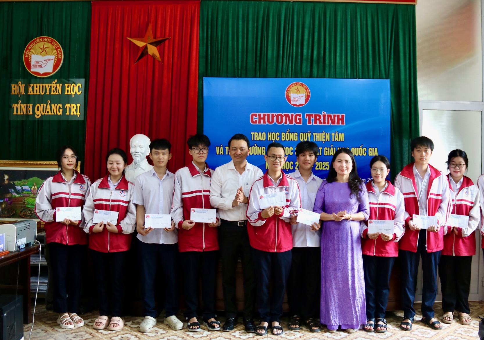 Trao học bổng, khen thưởng cho học sinh, sinh viên