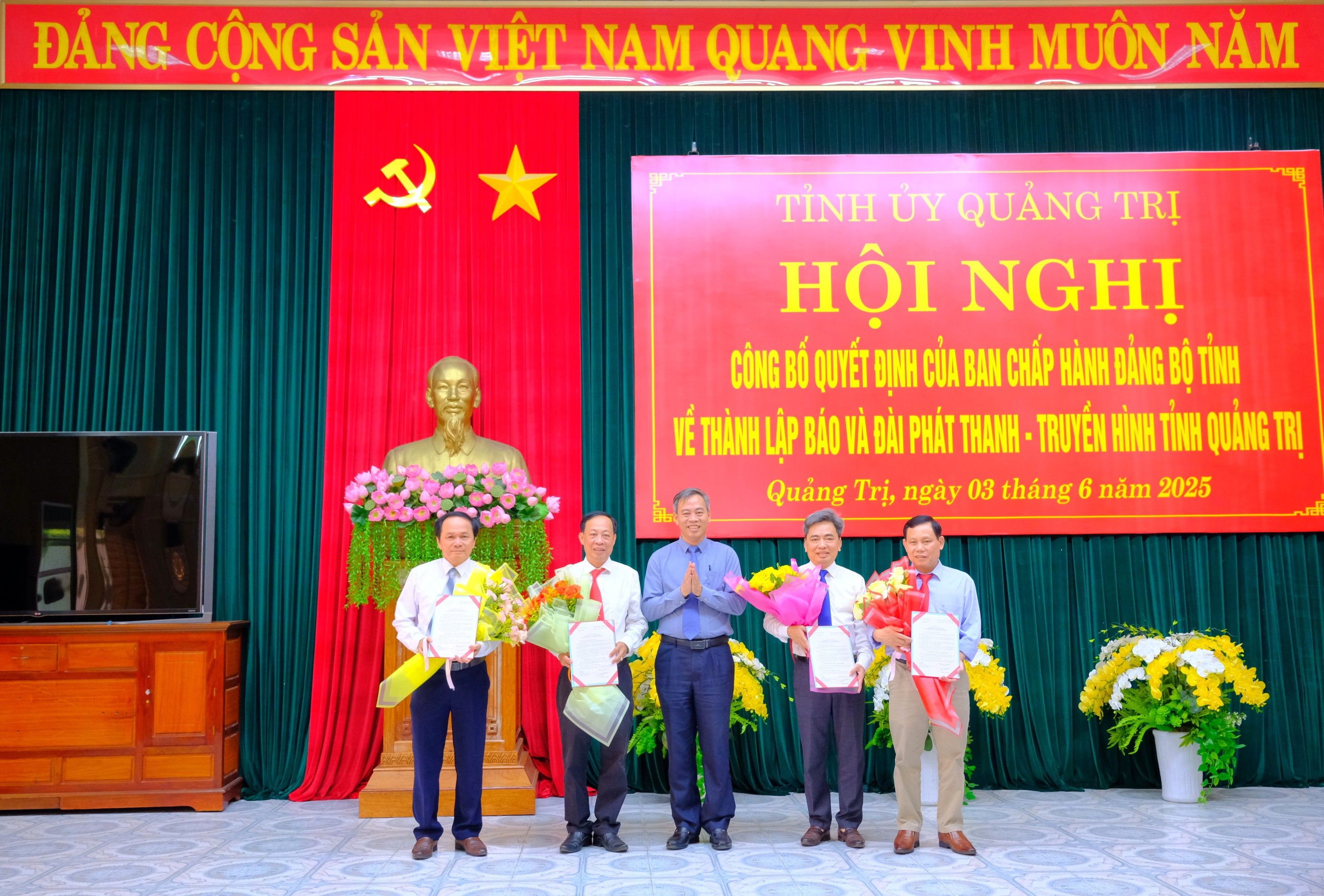 Công bố quyết định thành lập Báo và Đài Phát thanh - Truyền hình tỉnh Quảng Trị