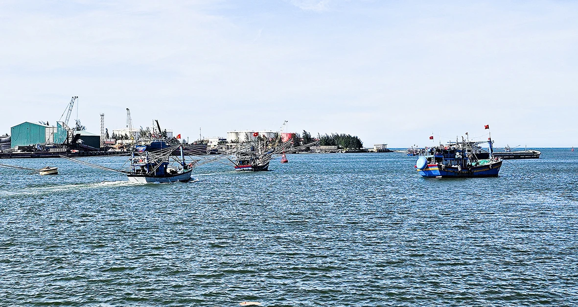 Vững tin vươn khơi, bám biển