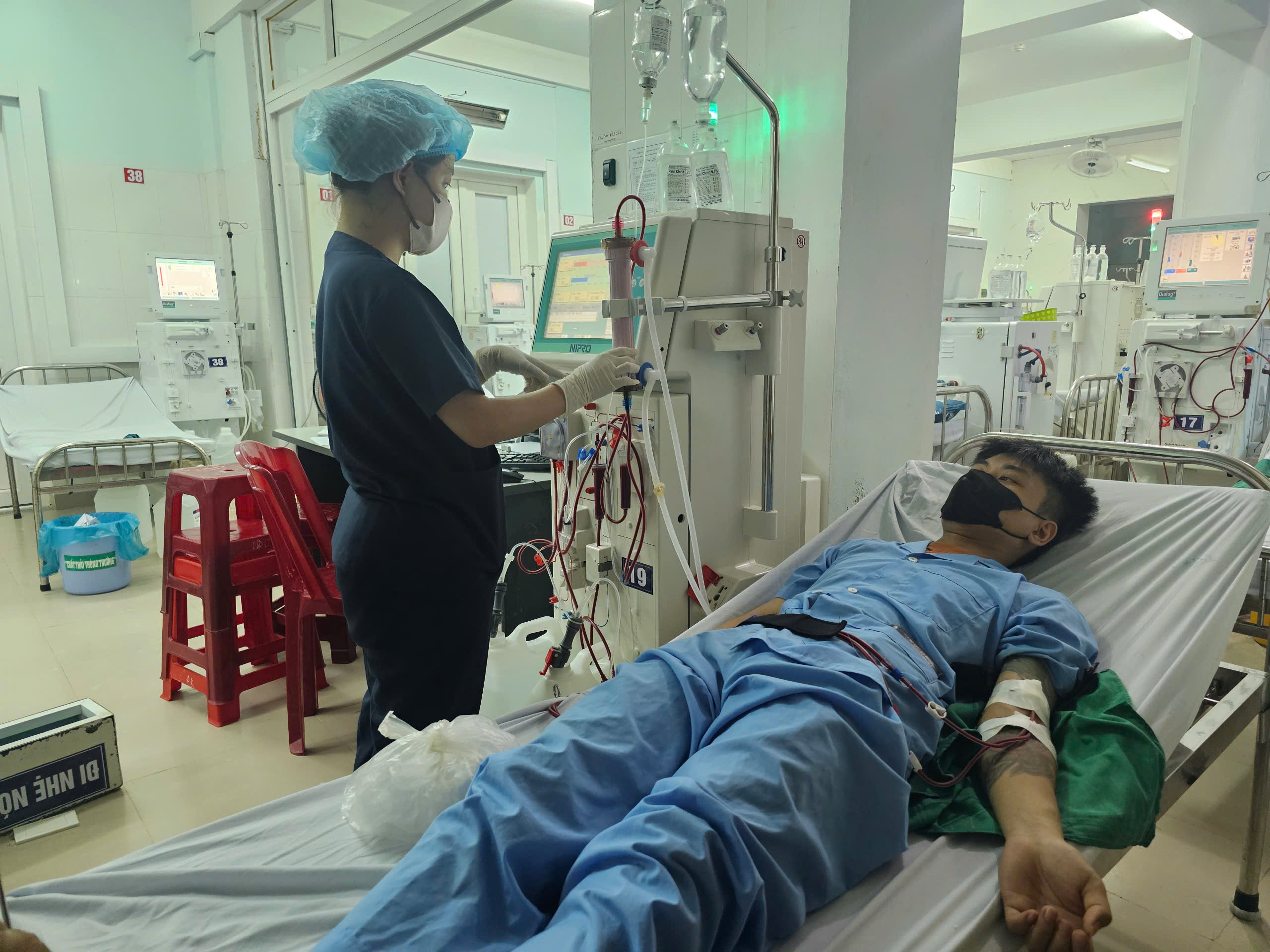 Vì sao ngày càng nhiều người trẻ bị suy thận?