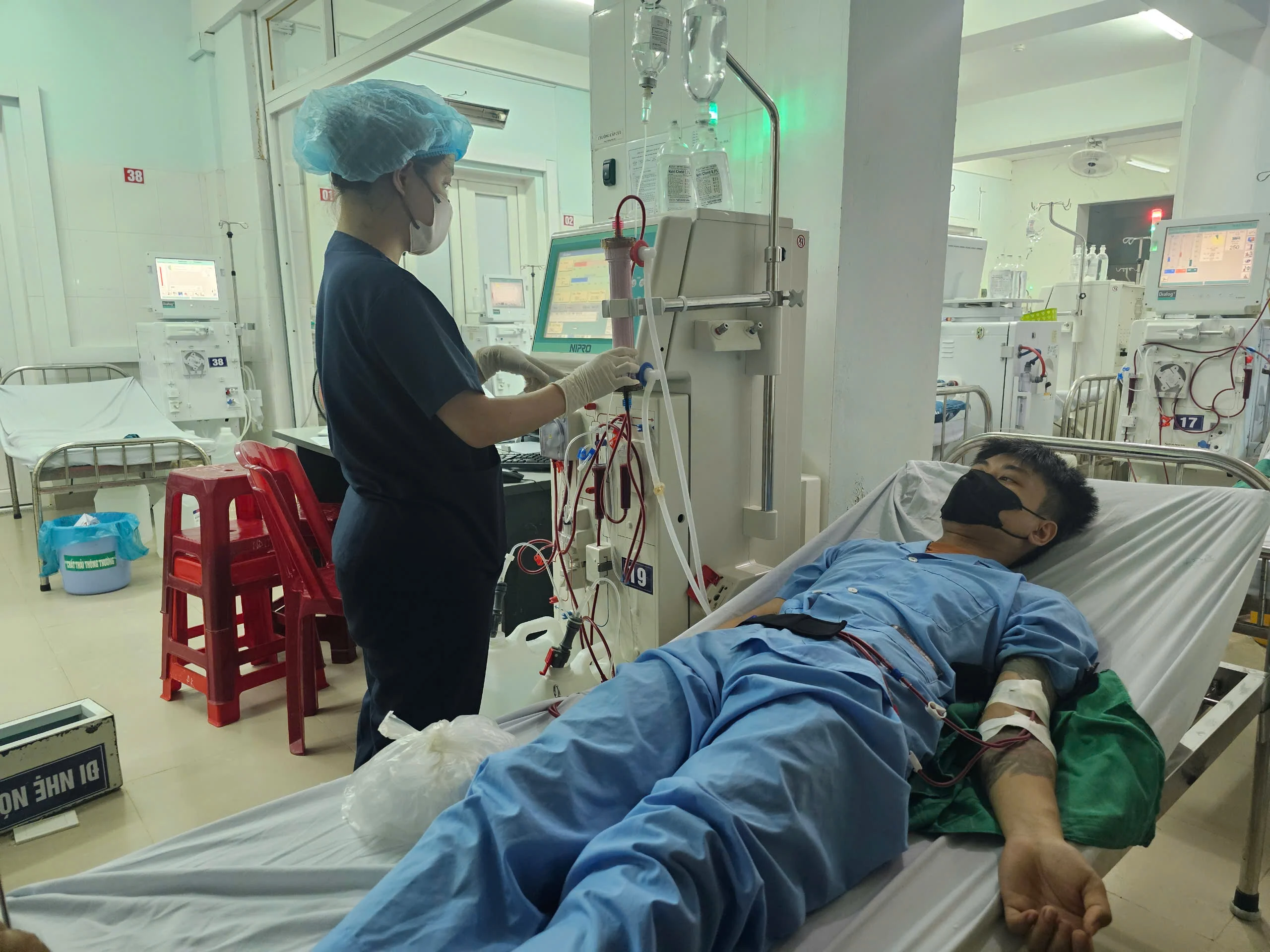 Vì sao ngày càng nhiều người trẻ bị suy thận?