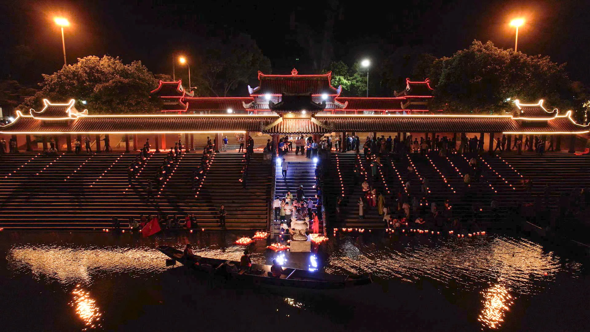 “THẮP LỬA” trên dòng sông thiêng