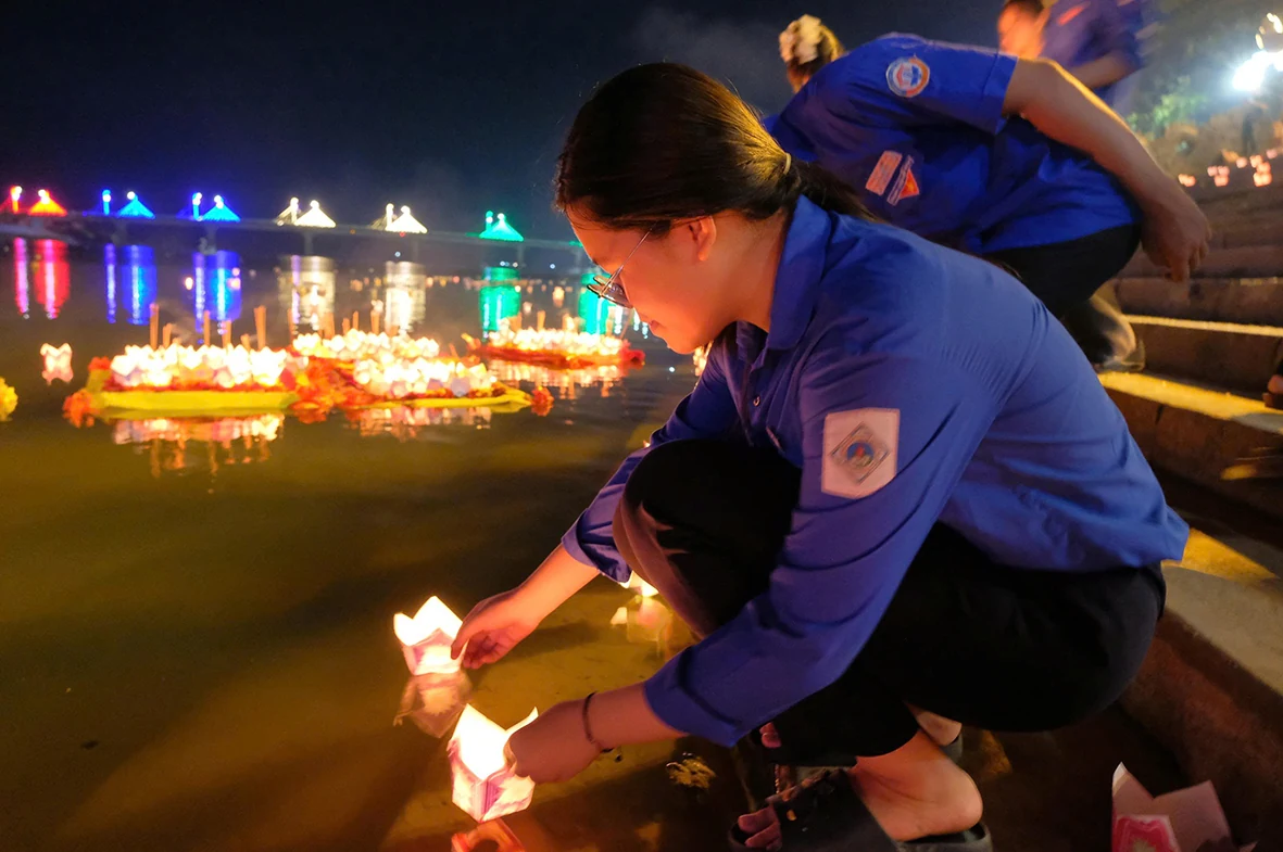 “THẮP LỬA” trên dòng sông thiêng