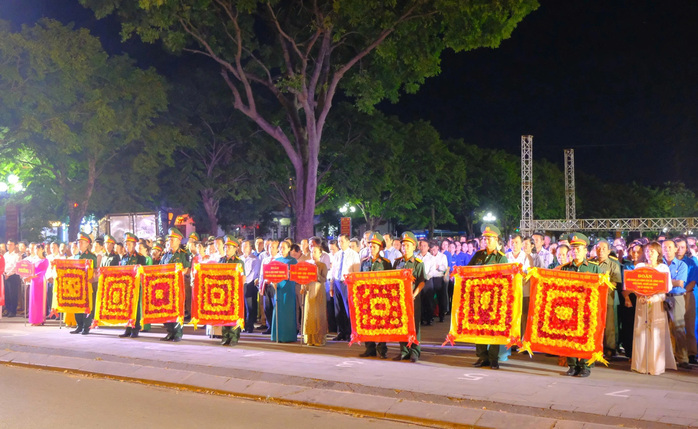 Tổ chức trang trọng lễ hoa đăng tưởng niệm các anh hùng liệt sĩ trên sông Thạch Hãn