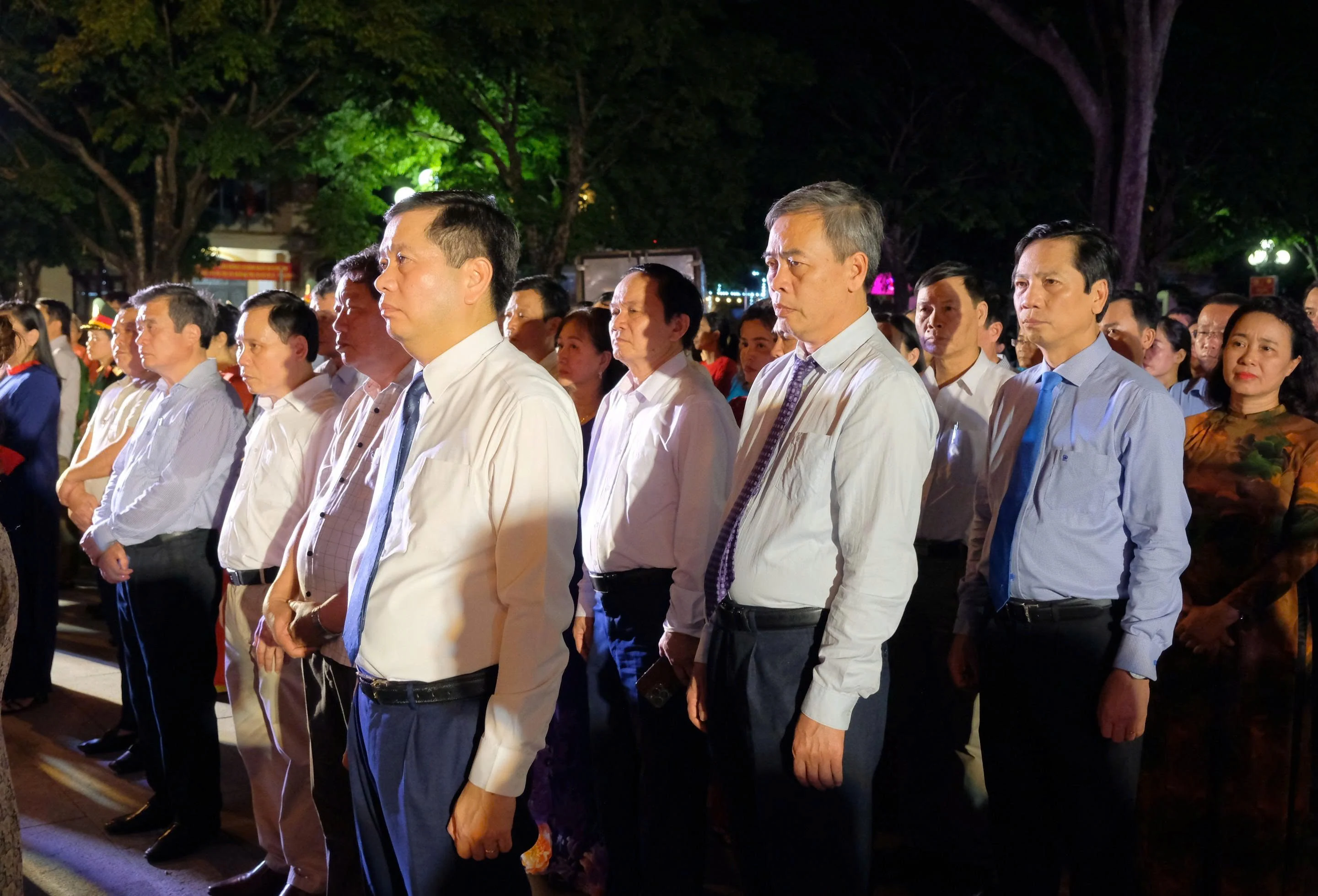 Tổ chức trang trọng lễ hoa đăng tưởng niệm các anh hùng liệt sĩ trên sông Thạch Hãn