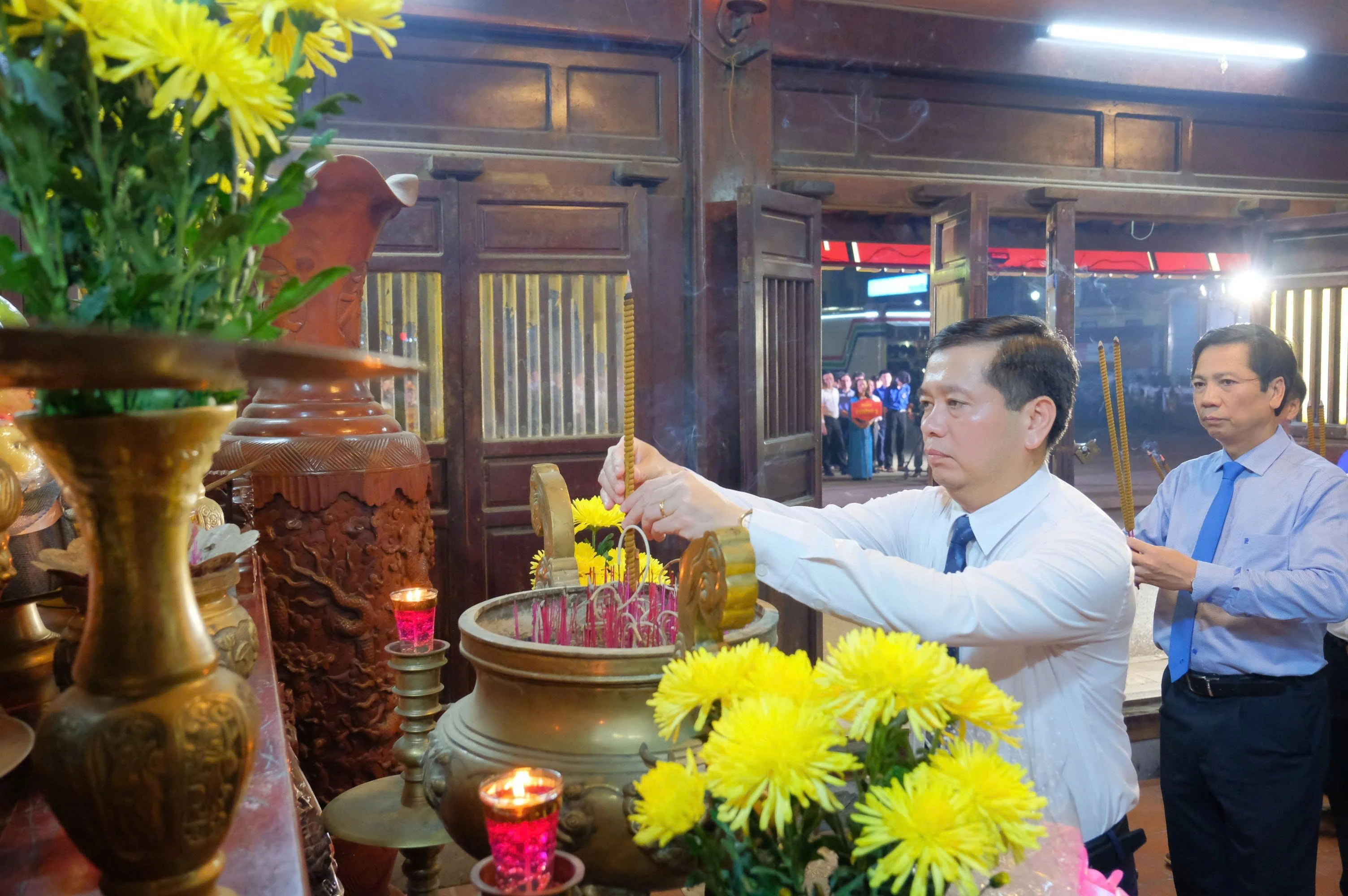 Tổ chức trang trọng lễ hoa đăng tưởng niệm các anh hùng liệt sĩ trên sông Thạch Hãn