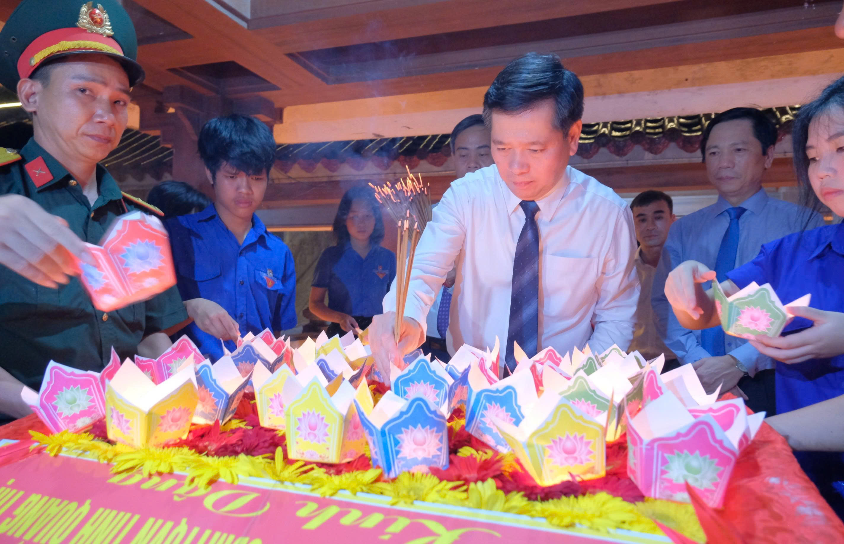 Tổ chức trang trọng lễ hoa đăng tưởng niệm các anh hùng liệt sĩ trên sông Thạch Hãn
