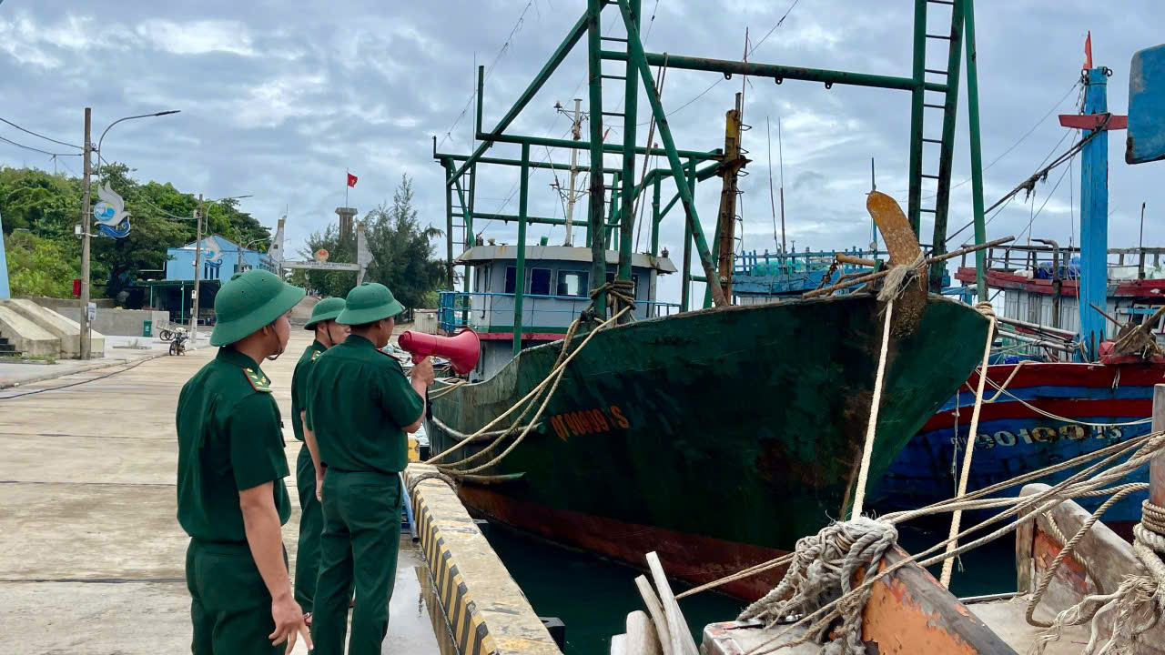 Cồn Cỏ: Kêu gọi 30 phương tiện, 115 thuyền viên vào tránh trú bão an toàn