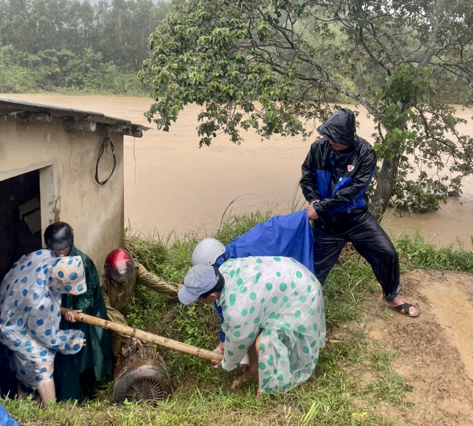 Huyện Triệu Phong: Mưa bão làm tốc mái nhà dân, ngập trạm bơm điện và hàng nghìn ha lúa, hoa màu bị ảnh hưởng