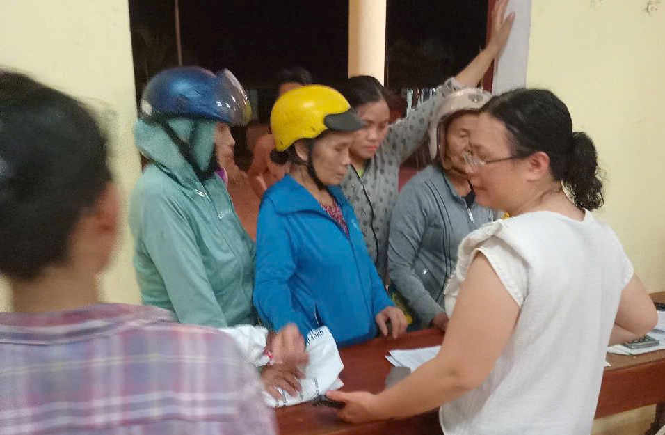 Xuyên đêm cấp 130 tấn lúa giống cho nông dân gieo lại vụ hè thu