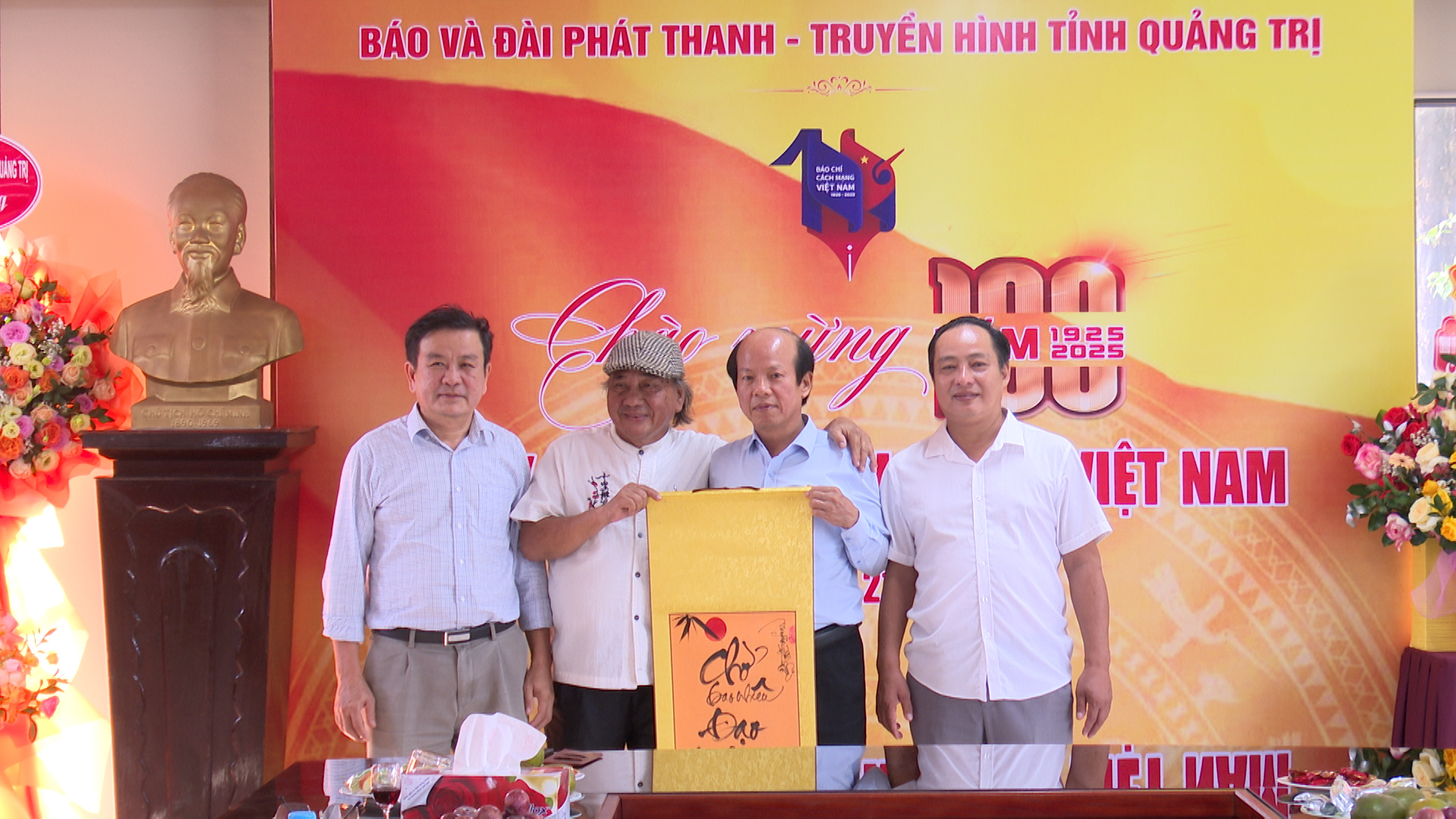 Ông Hoàng Tấn Trung tặng bức thư pháp cho Báo và Đài PT-TH tỉnh Quảng Trị