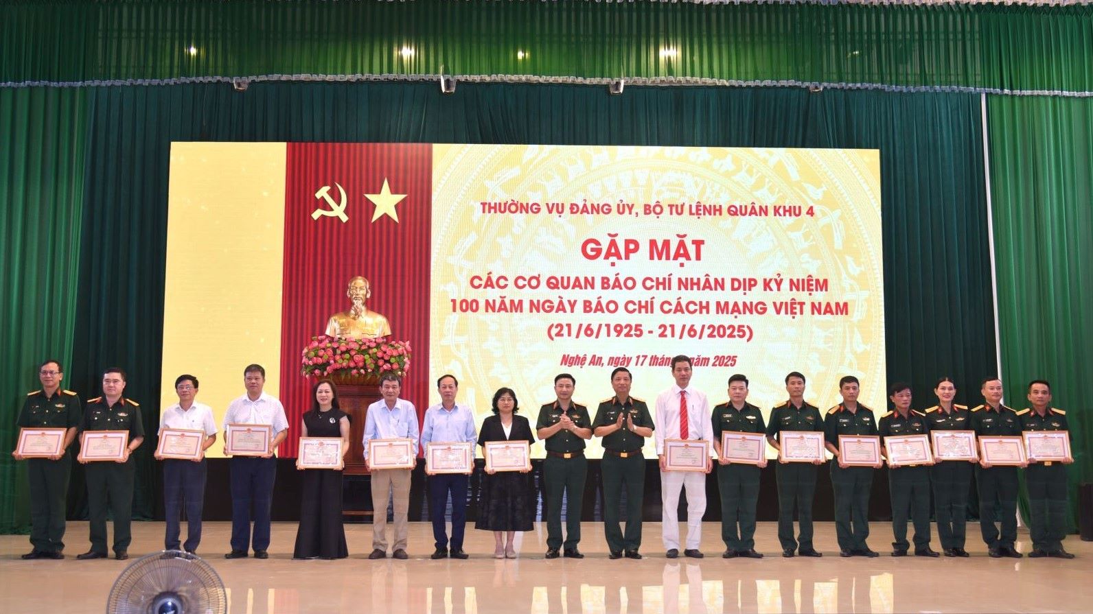Thường vụ Đảng ủy, Bộ Tư lệnh Quân khu 4 gặp mặt các cơ quan báo chí