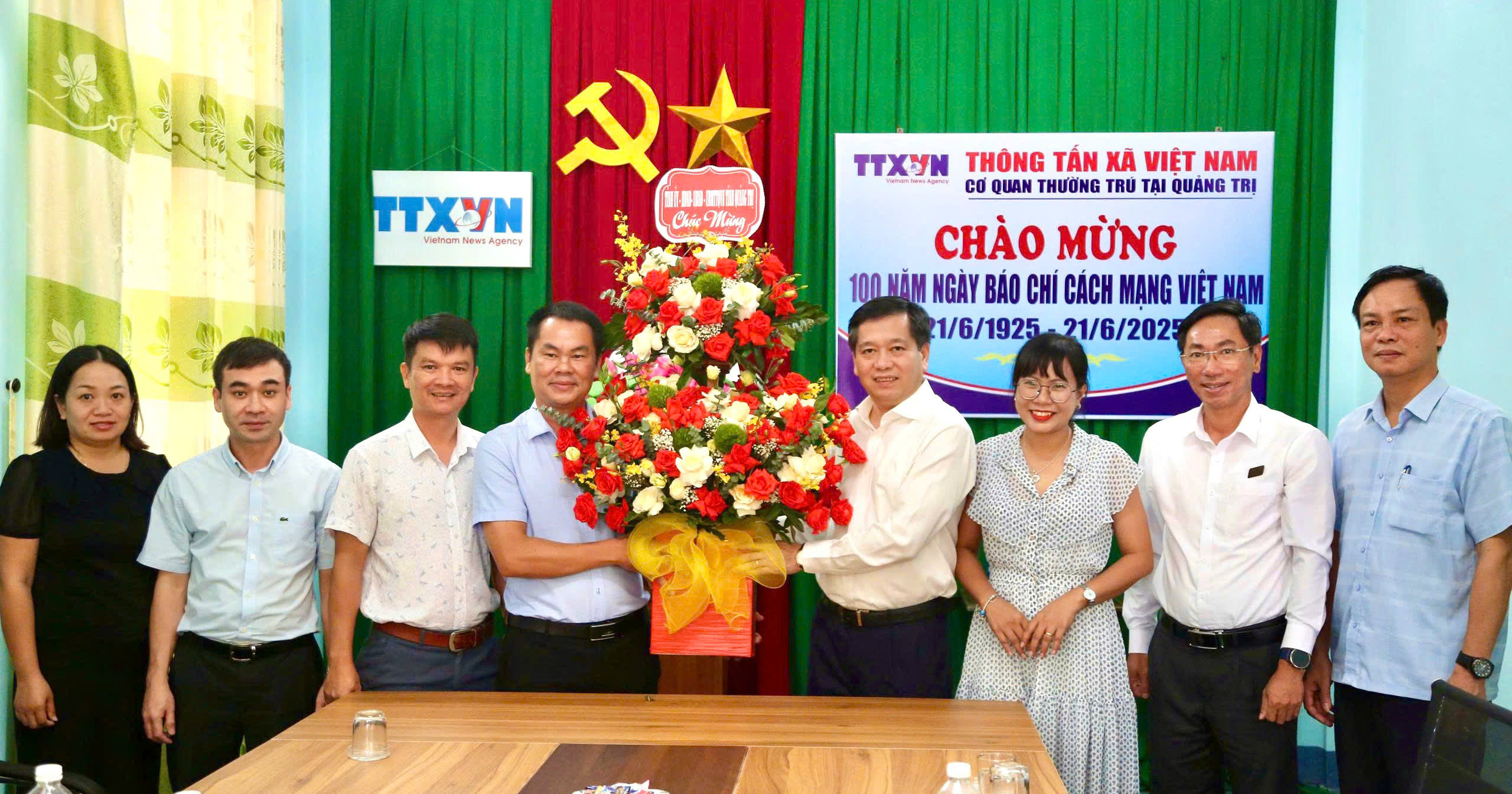 Bí thư Tỉnh ủy Nguyễn Long Hải thăm Cơ quan thường trú Thông tấn xã Việt Nam tại Quảng Trị và thân nhân nhà báo liệt sĩ Trương Chí Công