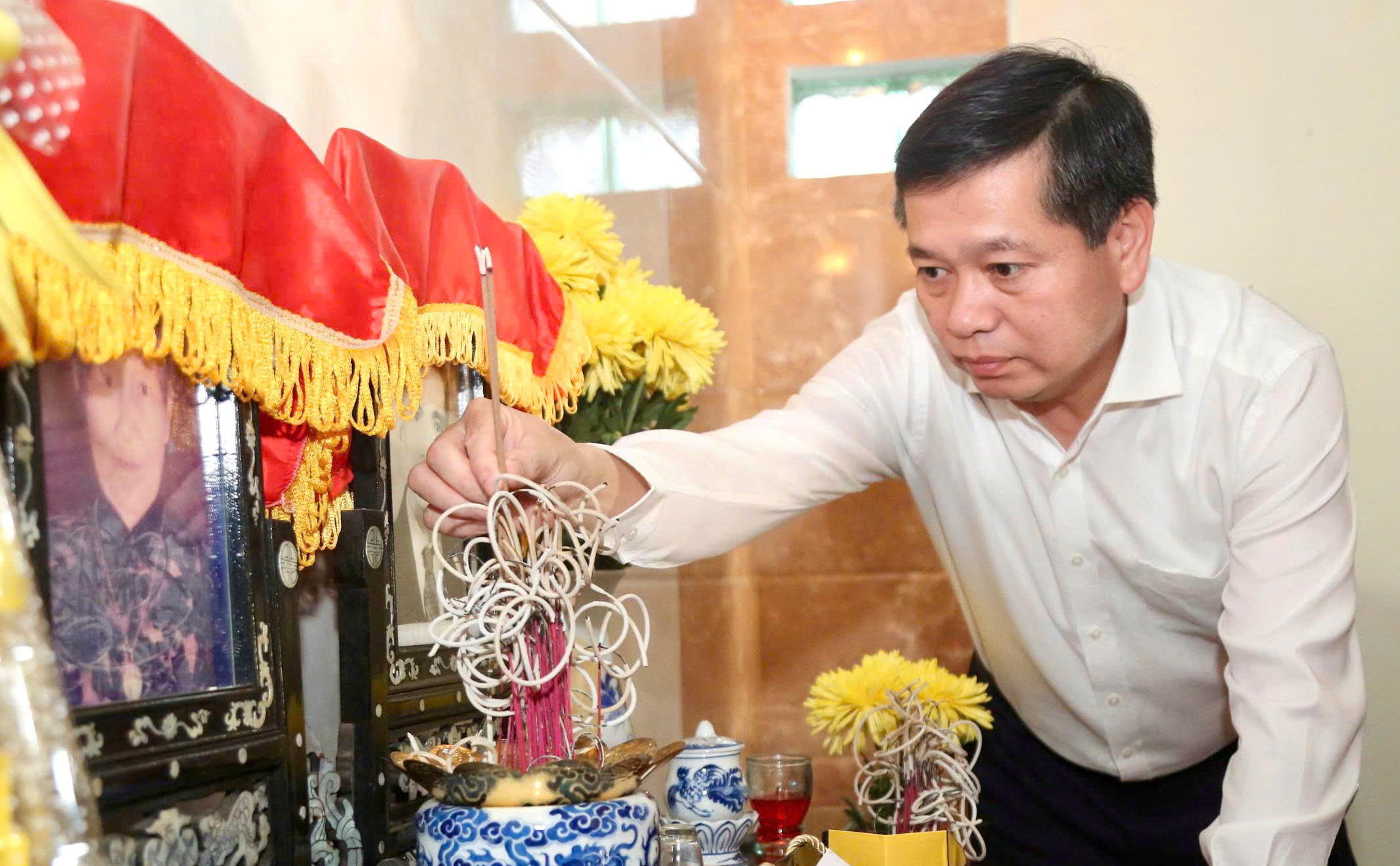 Bí thư Tỉnh ủy Nguyễn Long Hải thăm Cơ quan thường trú Thông tấn xã Việt Nam tại Quảng Trị và thân nhân nhà báo liệt sĩ Trương Chí Công