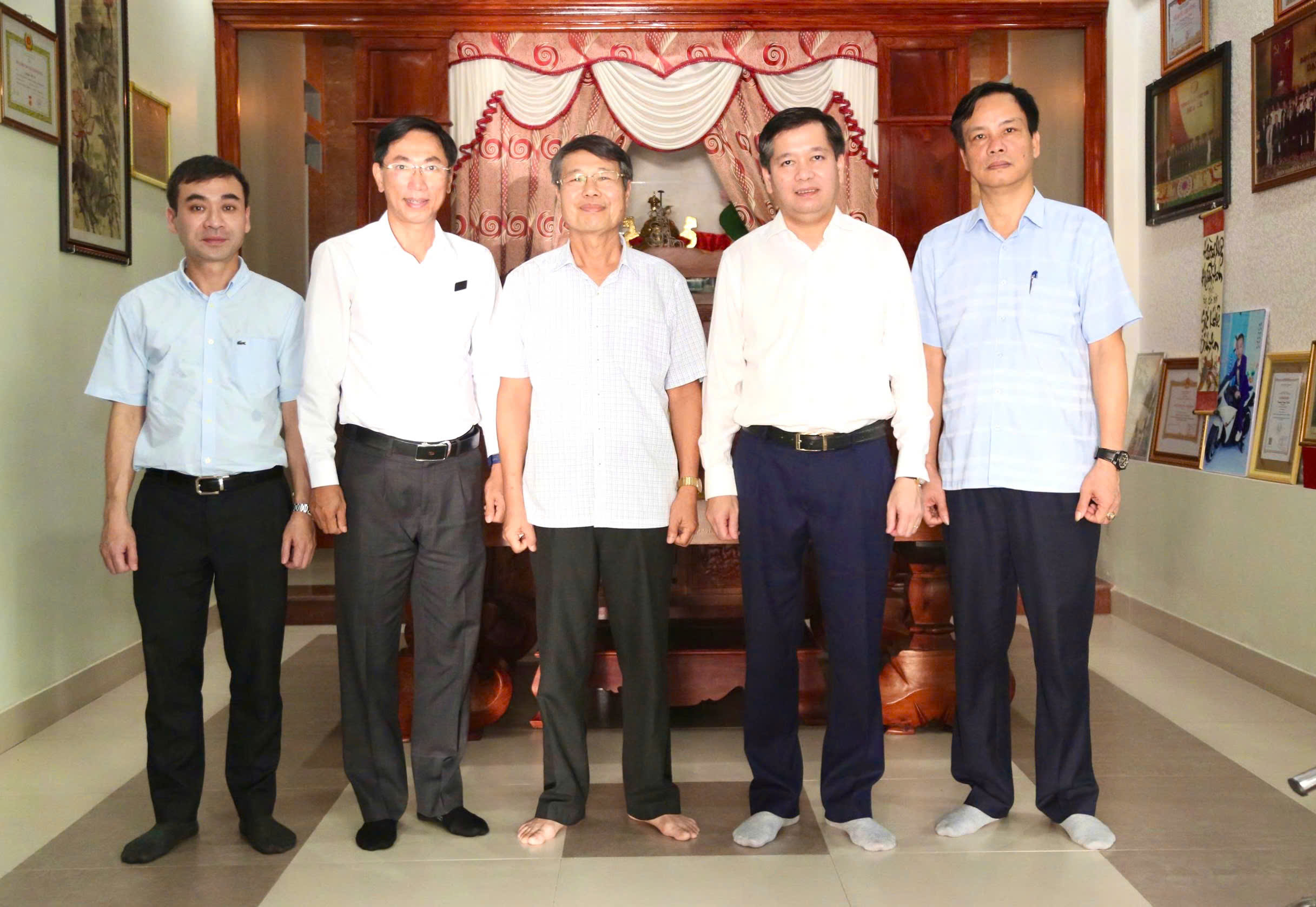 Bí thư Tỉnh ủy Nguyễn Long Hải thăm Cơ quan thường trú Thông tấn xã Việt Nam tại Quảng Trị và thân nhân nhà báo liệt sĩ Trương Chí Công