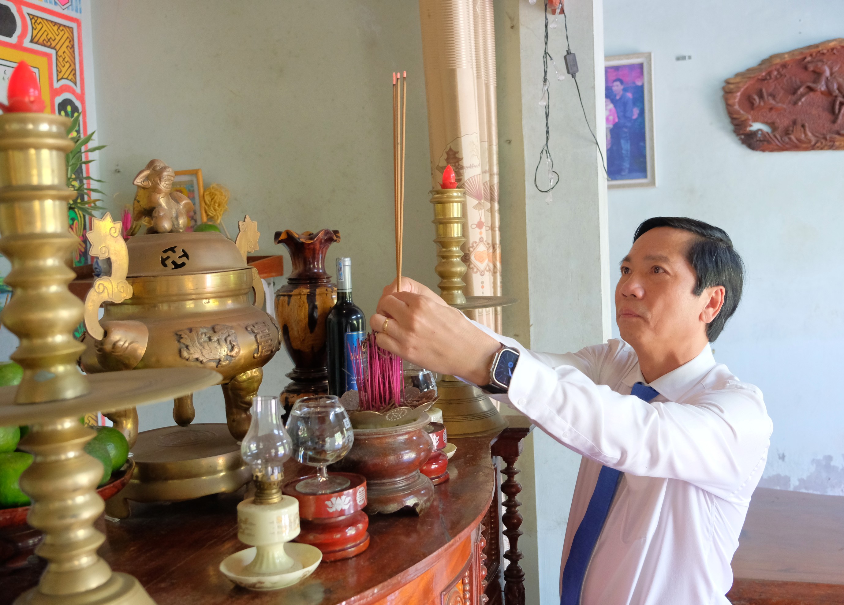 Quyền Chủ tịch UBND tỉnh Hoàng Nam thăm các cơ quan báo chí và thân nhân nhà báo liệt sĩ