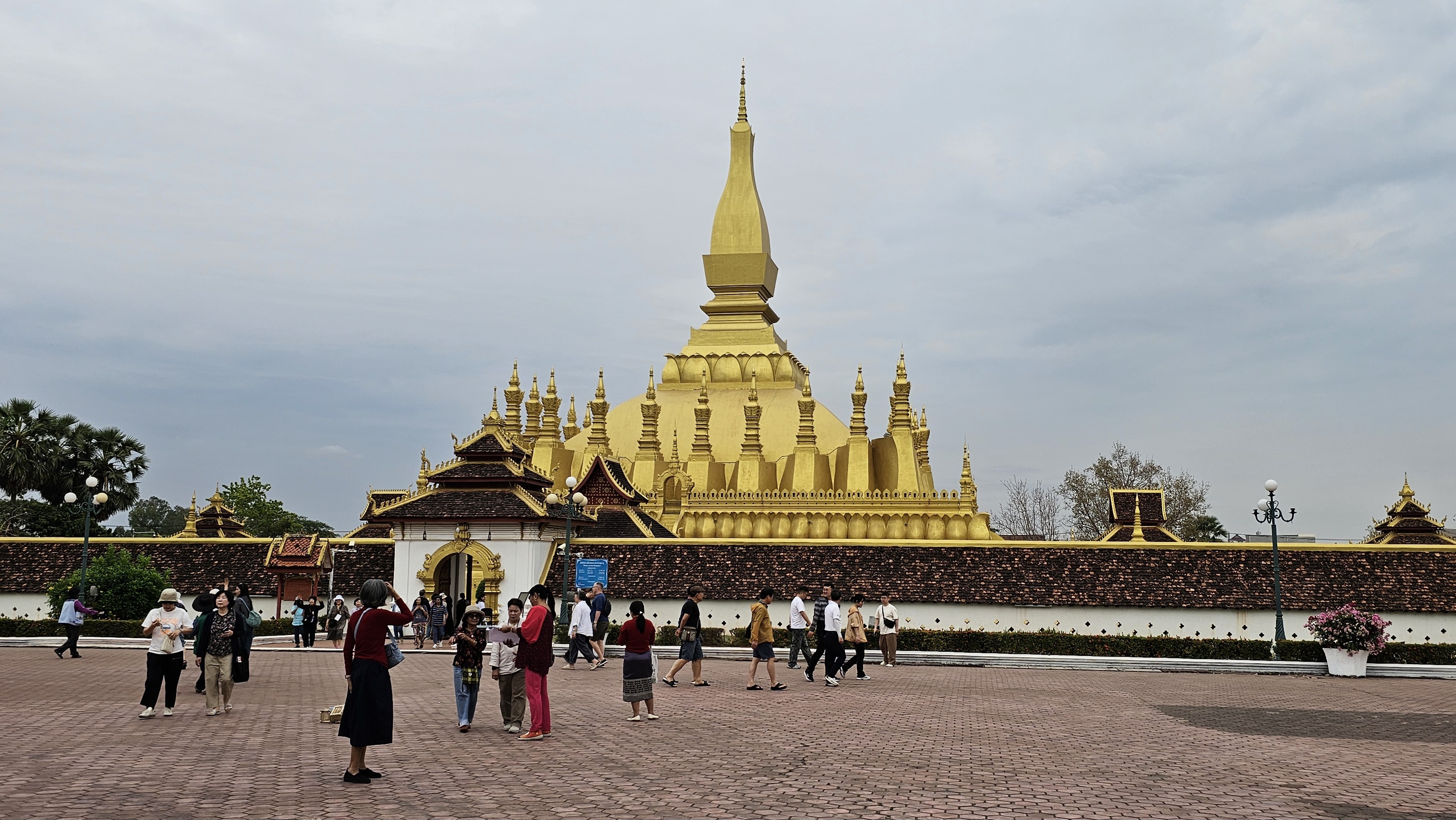 “Sống chậm” trên đất Lào