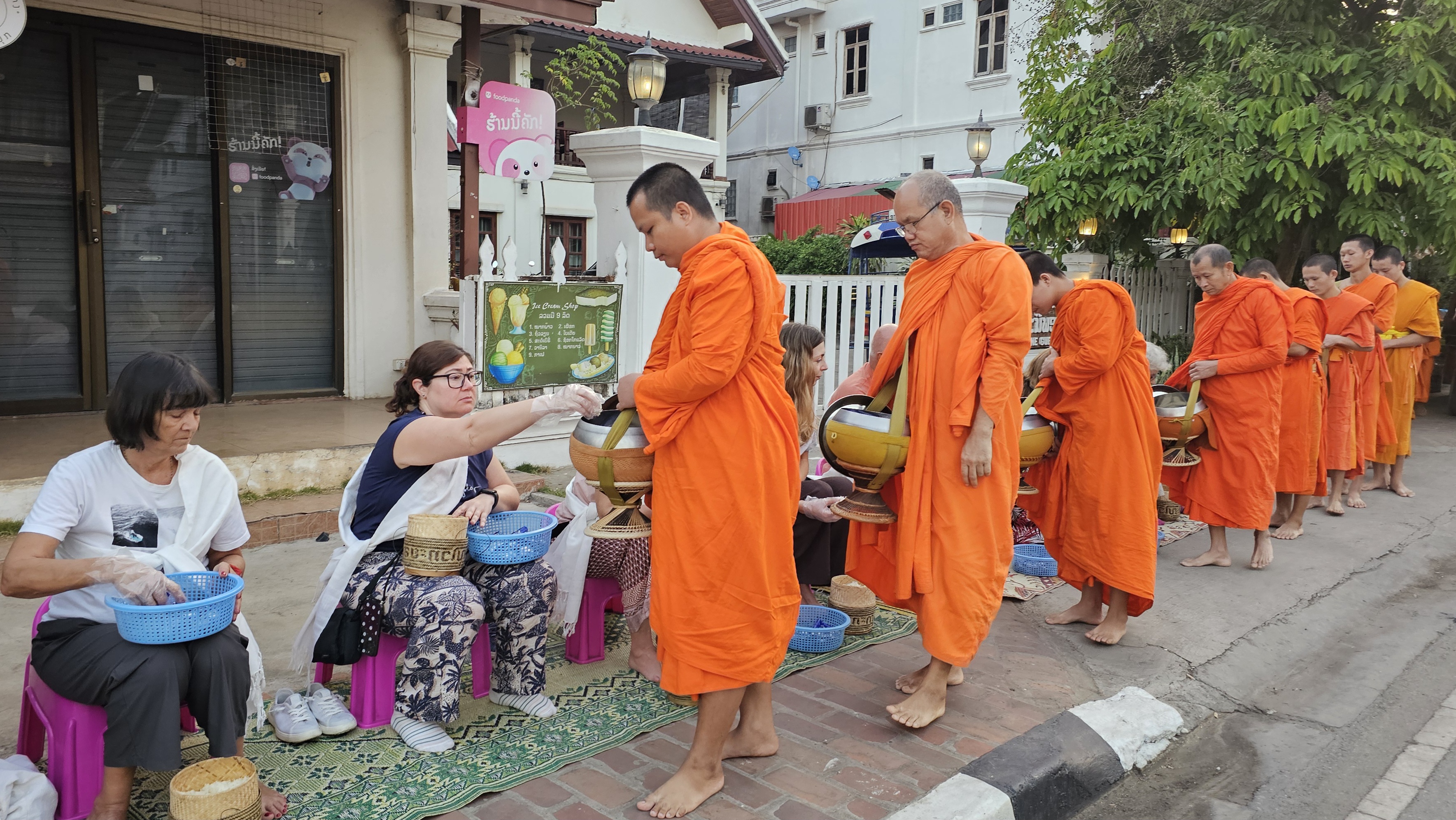 “Sống chậm” trên đất Lào
