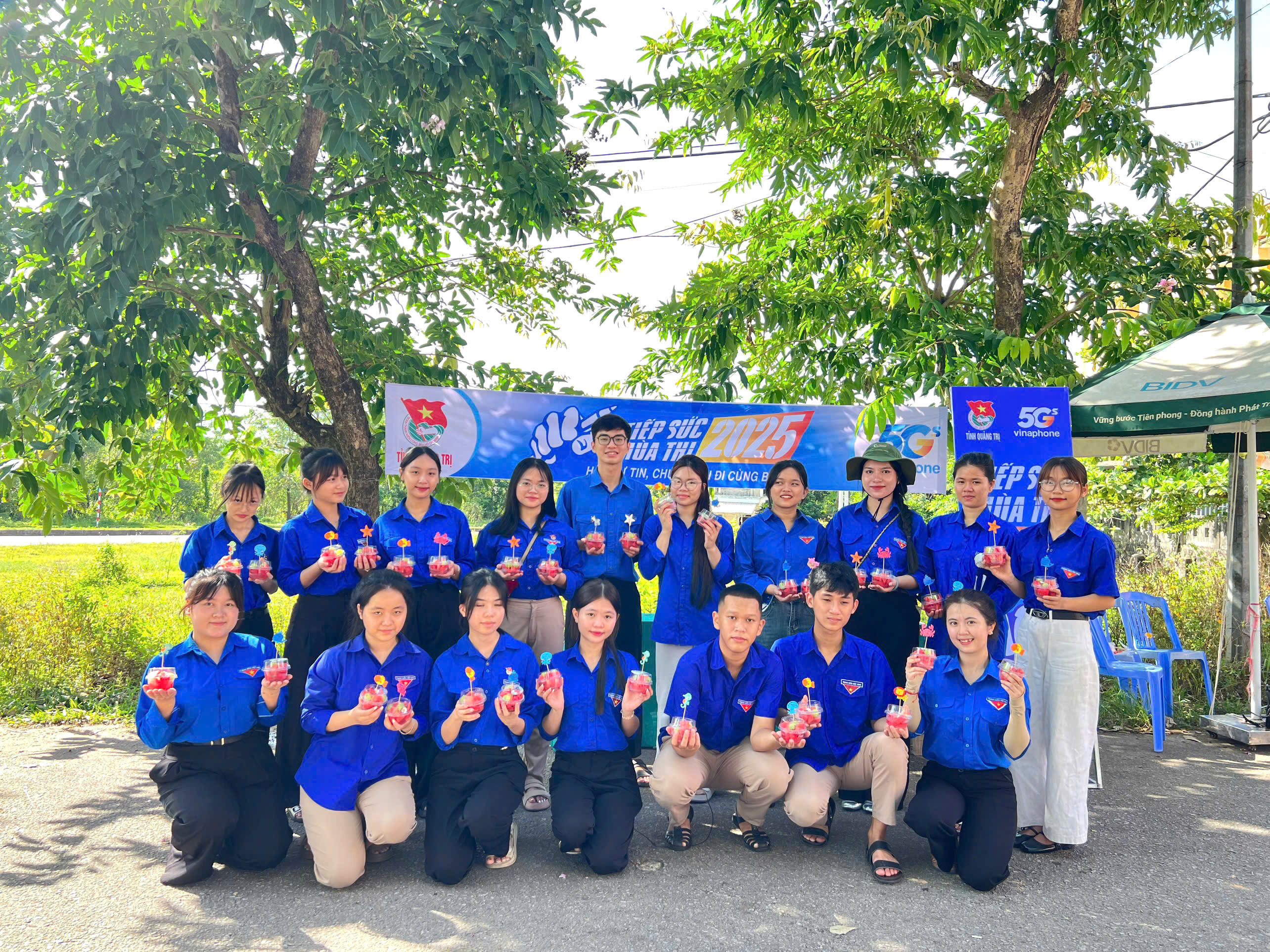 Hàng trăm suất trái cây ướp lạnh “giải nhiệt” cho thí sinh tại điểm thi Trường Phổ thông liên cấp Cao đẳng sư phạm Quảng Trị