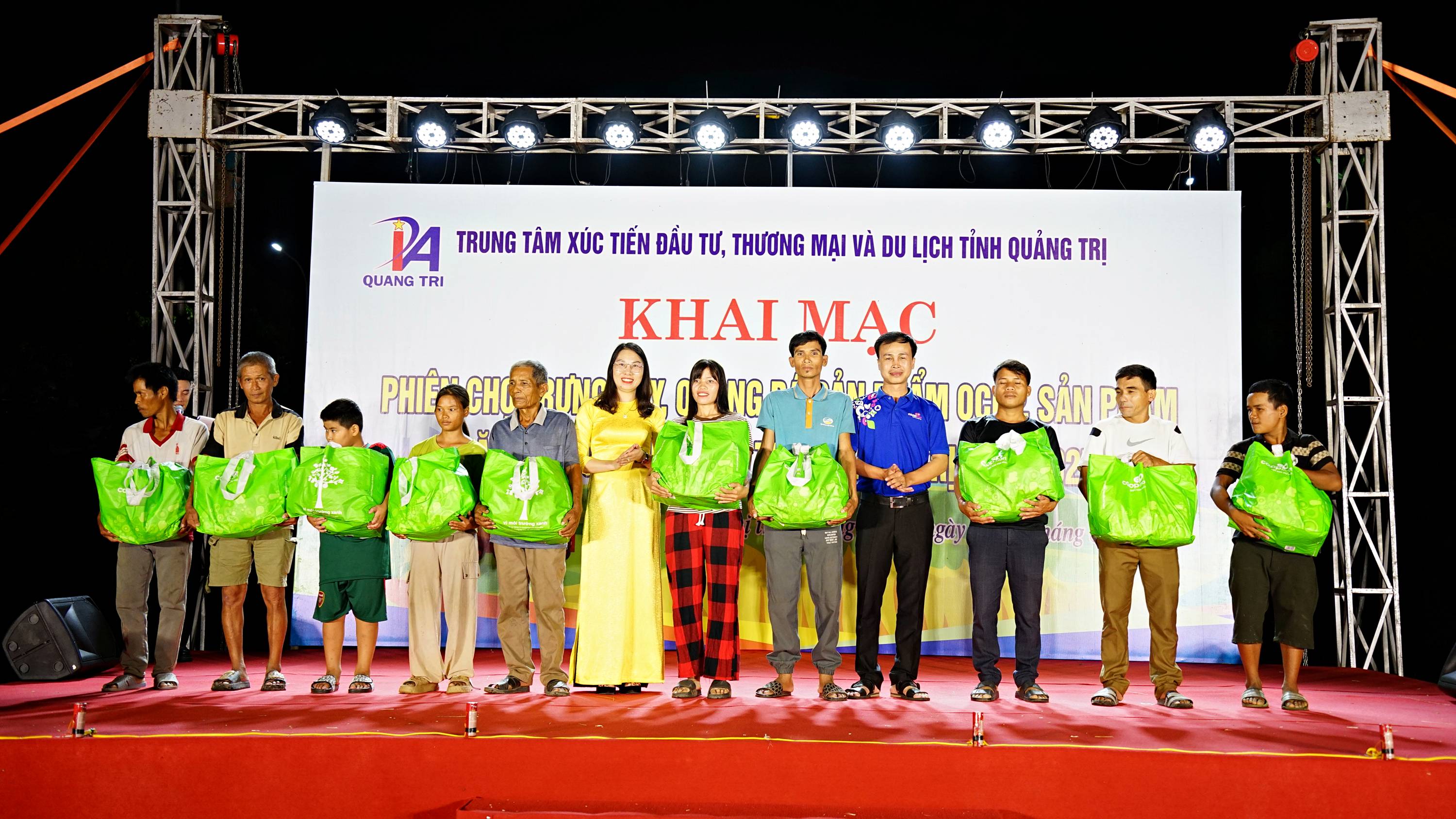 Khai mạc phiên chợ trưng bày, quảng bá sản phẩm OCOP, sản phẩm đặc trưng, nông sản tỉnh Quảng Trị