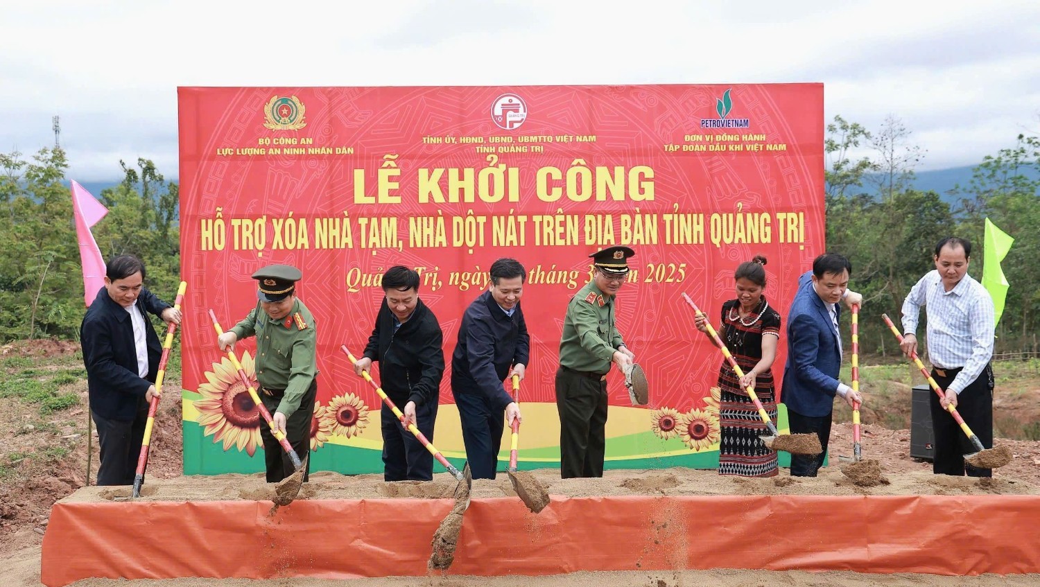 Chương trình xóa nhà tạm, nhà dột nát: Bài 1: Vạn tấm lòng tiếp sức cho người dân an cư