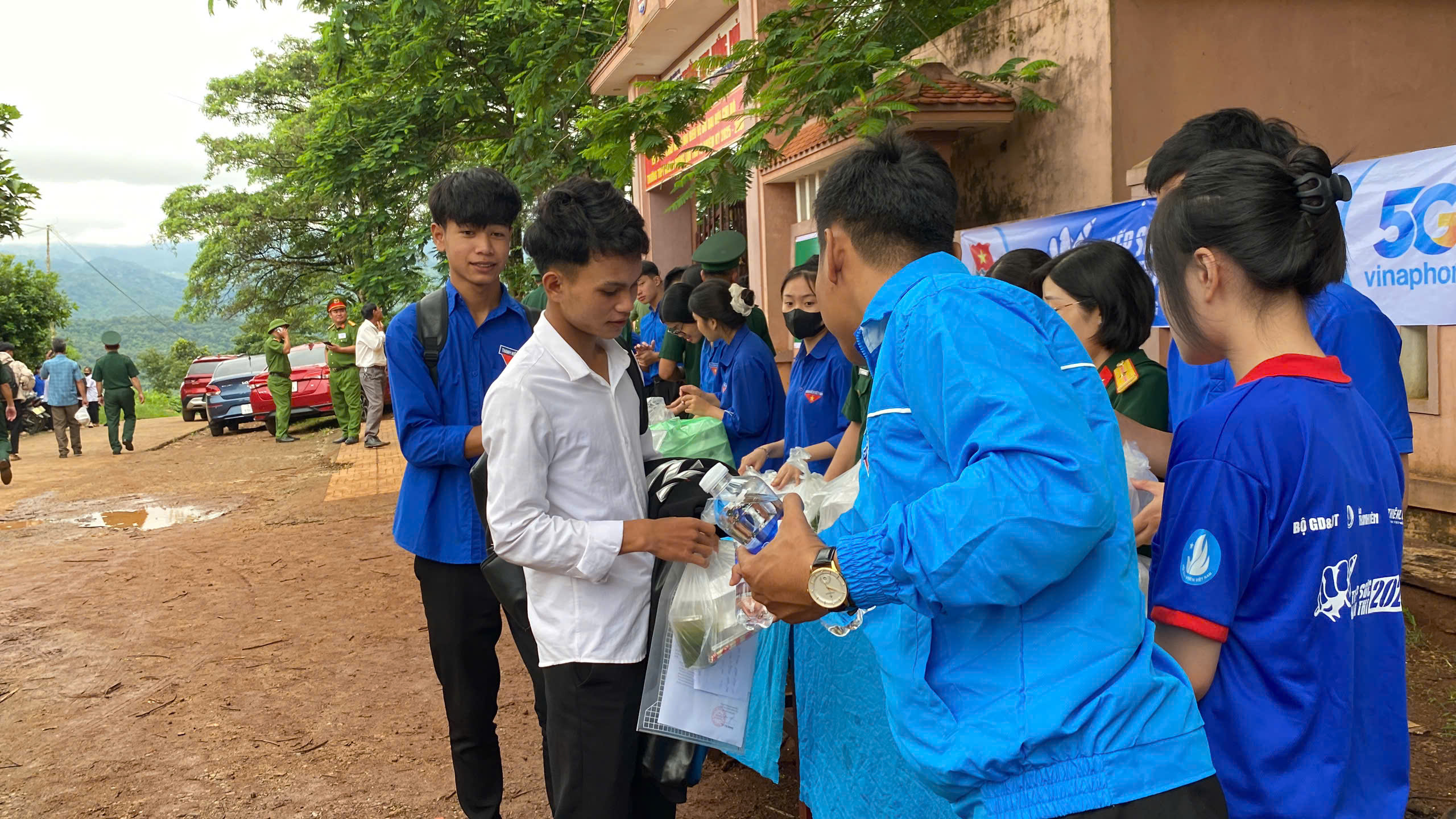 Hỗ trợ hàng trăm suất cơm cho thí sinh vùng núi thi tốt nghiệp THPT 2025