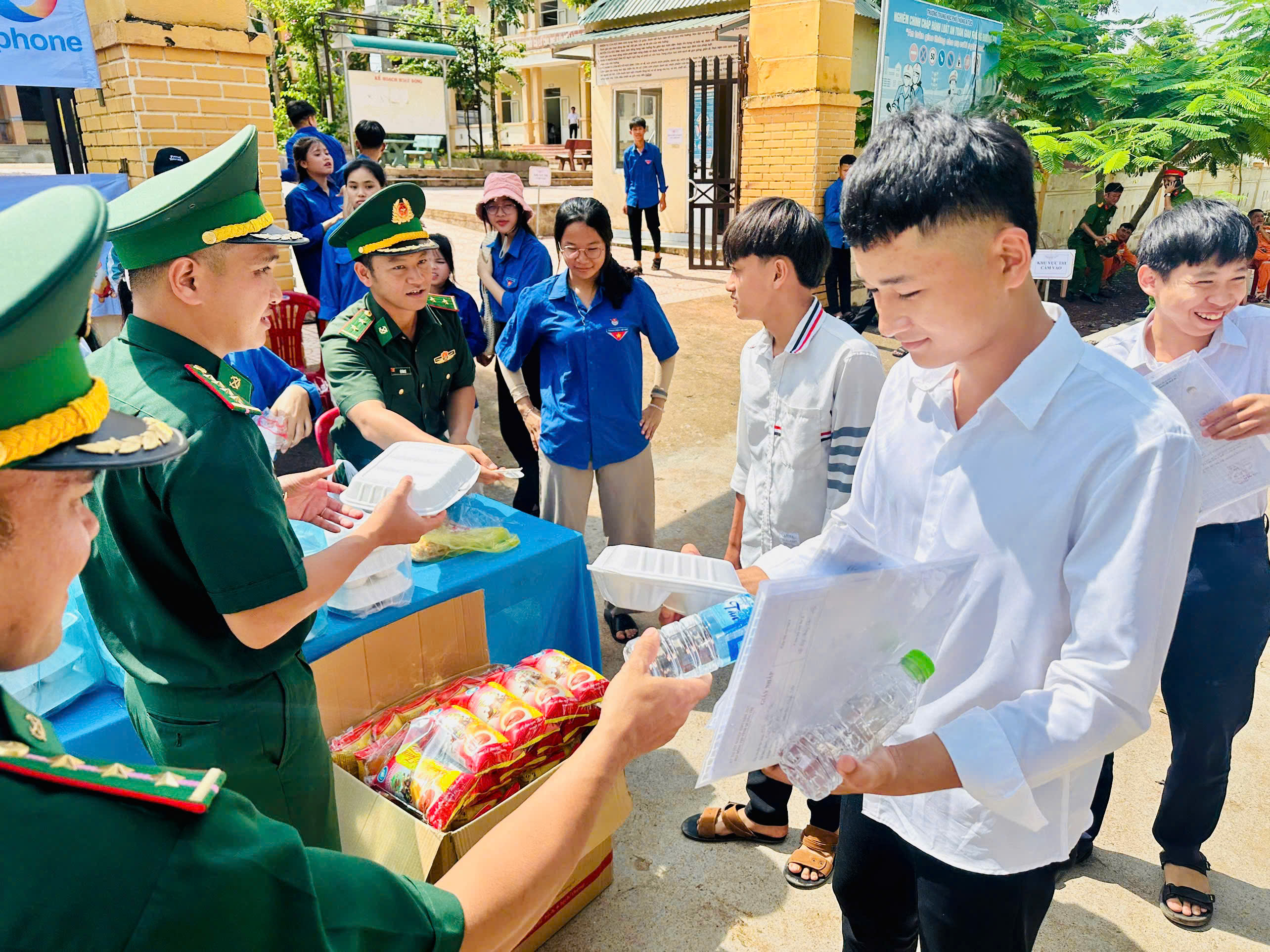 Lực lượng vũ trang đồng hành tiếp sức mùa thi cho học sinh vùng núi