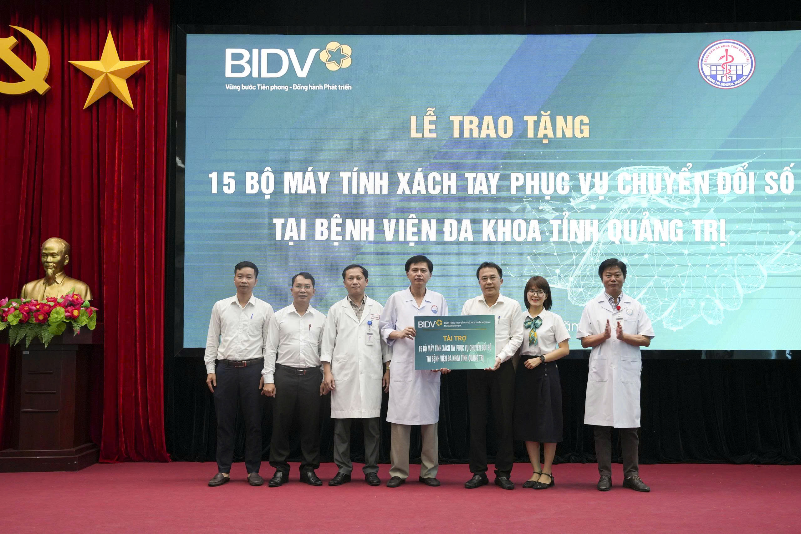 Trao tặng 15 máy tính xách tay cho Bệnh viện Đa khoa tỉnh Quảng Trị