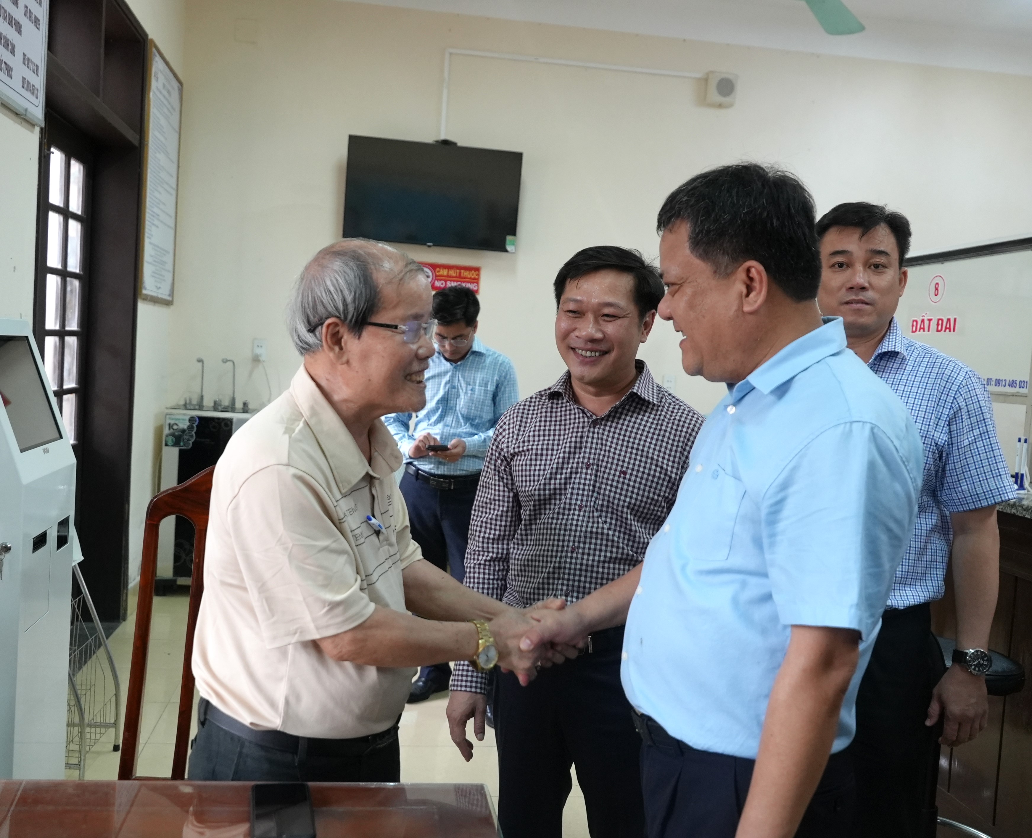 Chủ tịch UBND tỉnh Trần Phong kiểm tra tình hình hoạt động mô hình chính quyền địa phương 2 cấp
