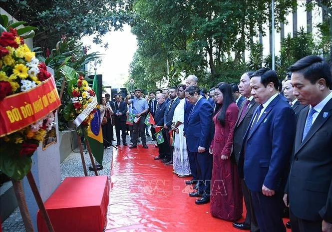Thủ tướng Phạm Minh Chính dâng hoa tại Biển kỷ niệm Chủ tịch Hồ Chí Minh ở Rio de Janeiro