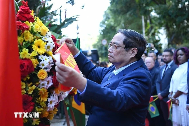 Thủ tướng Phạm Minh Chính dâng hoa tại Biển kỷ niệm Chủ tịch Hồ Chí Minh ở Rio de Janeiro