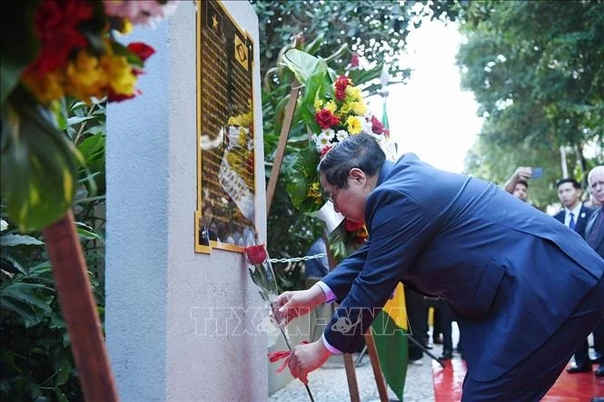 Thủ tướng Phạm Minh Chính dâng hoa tại Biển kỷ niệm Chủ tịch Hồ Chí Minh ở Rio de Janeiro