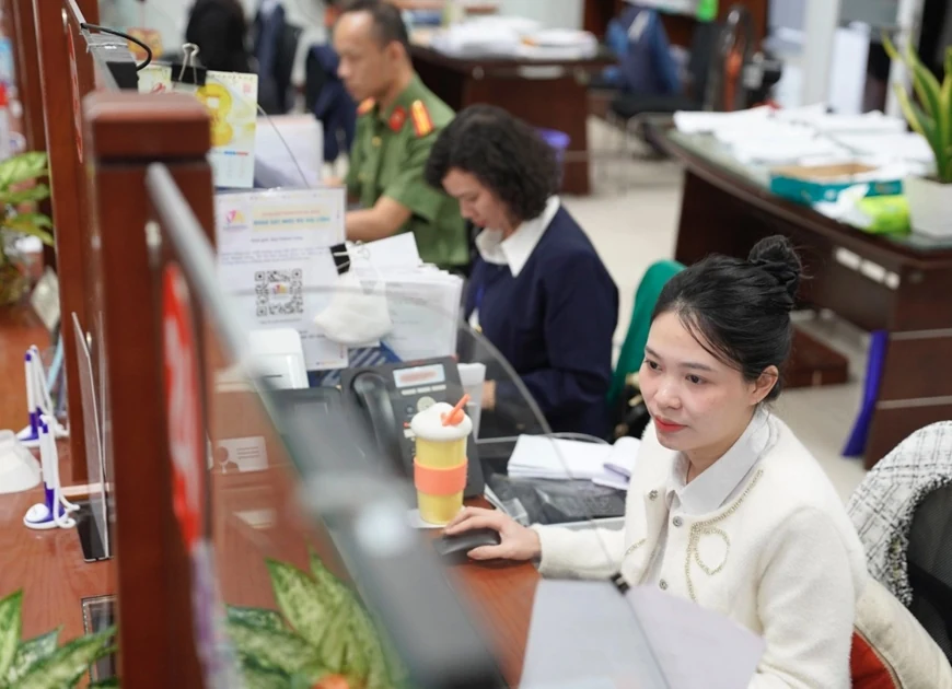 Công chức tự nguyện xin thôi việc hoặc bị cho thôi việc được hưởng chế độ, chính sách nào?