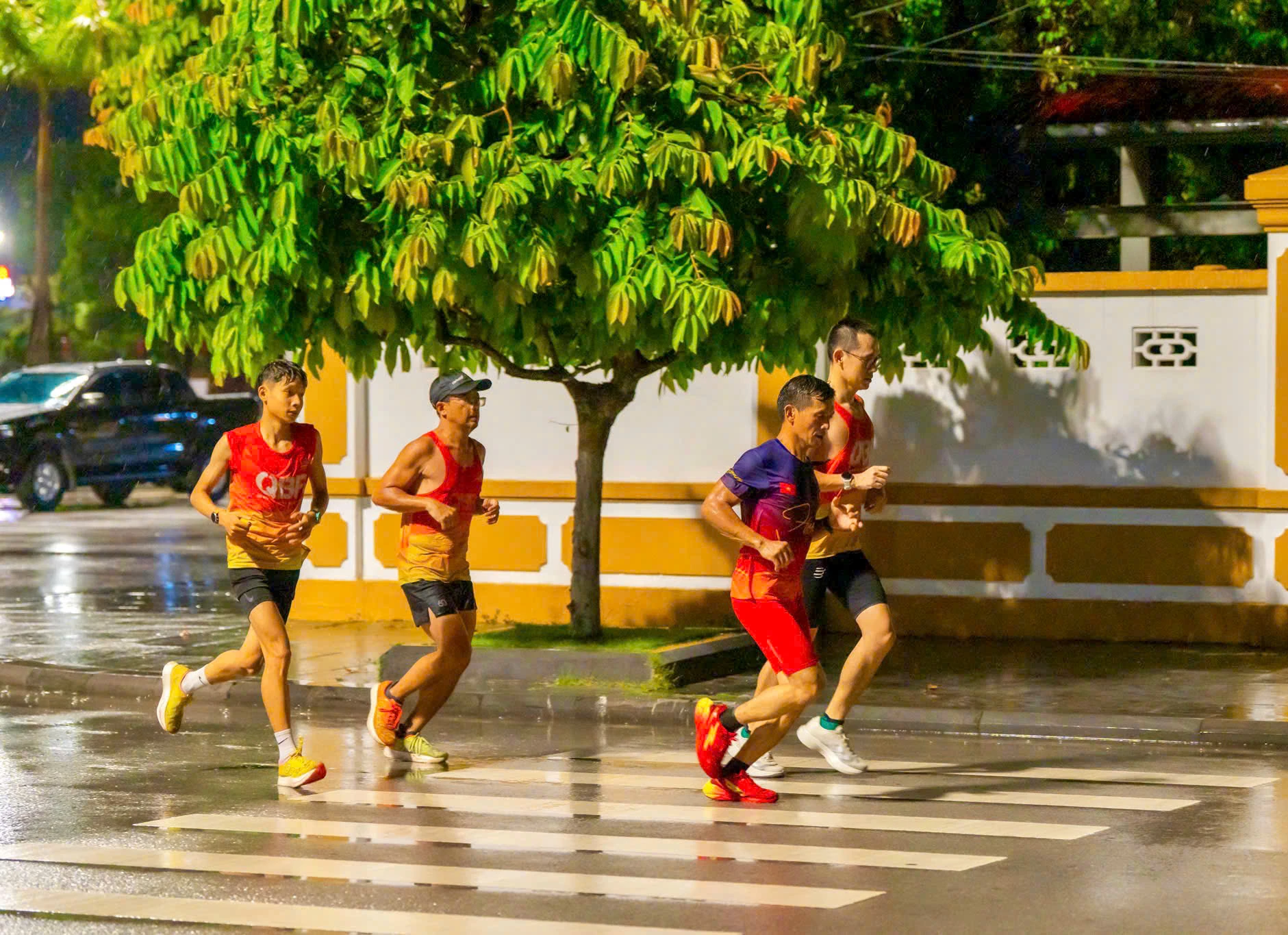 Gần 100 runners tham gia “Long run 73,74km - Khi hai ta về một nhà”