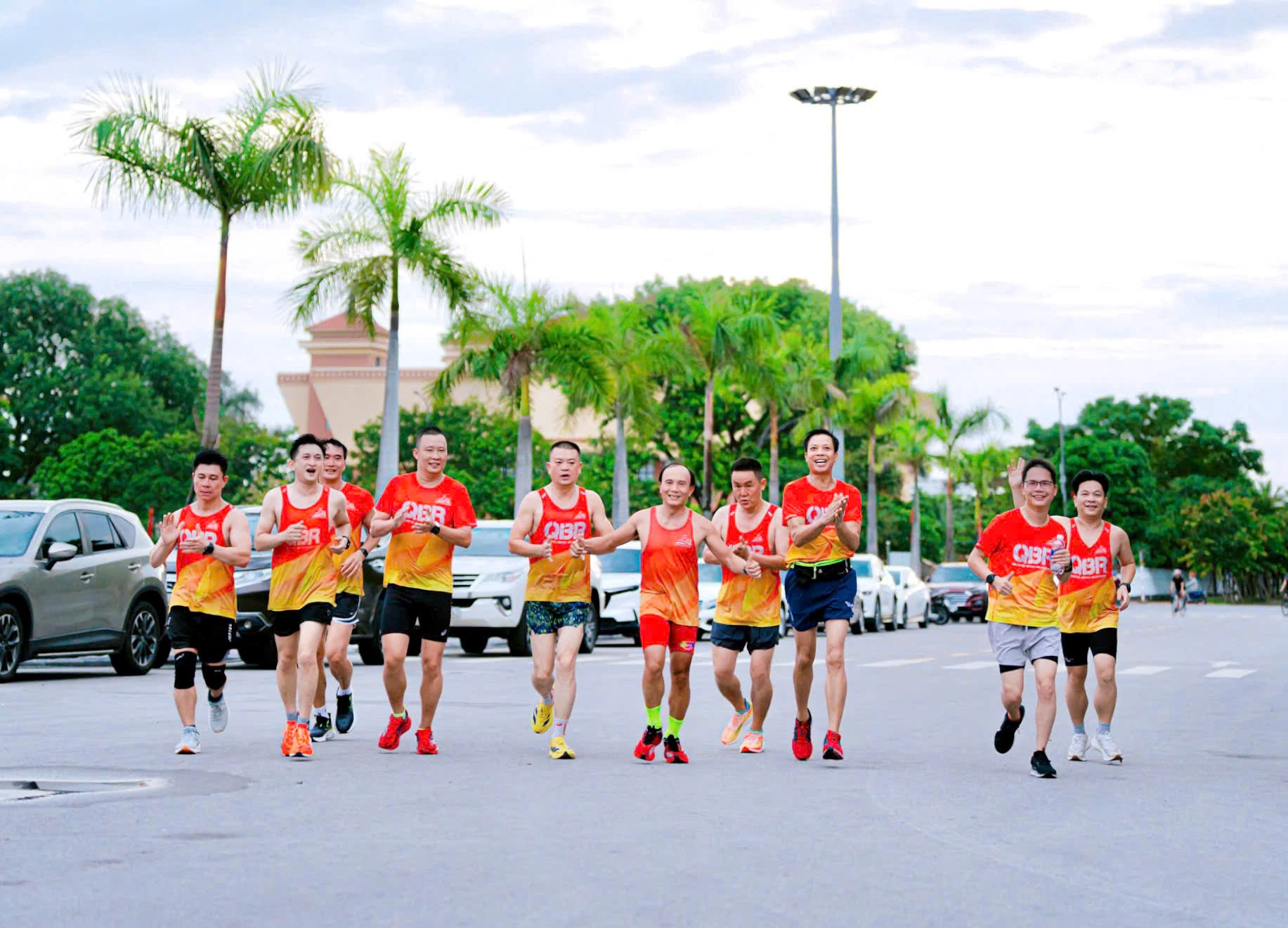 Gần 100 runners tham gia “Long run 73,74km - Khi hai ta về một nhà”