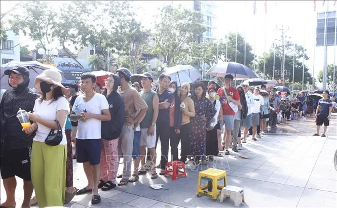 Người dân xếp hàng mua vé chung kết bóng chuyền nữ VTV Cup 2025